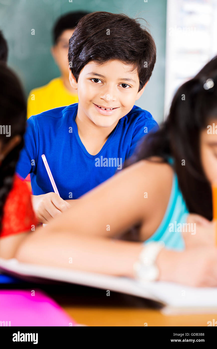 3 kids Boy School Student Studium in einem Klassenzimmer Stockfoto