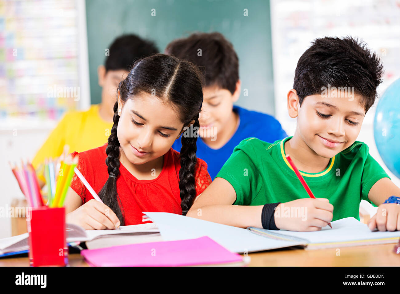 2 Kinder, Mädchen und jungen Freunde School Student Studium in einem Klassenzimmer Stockfoto