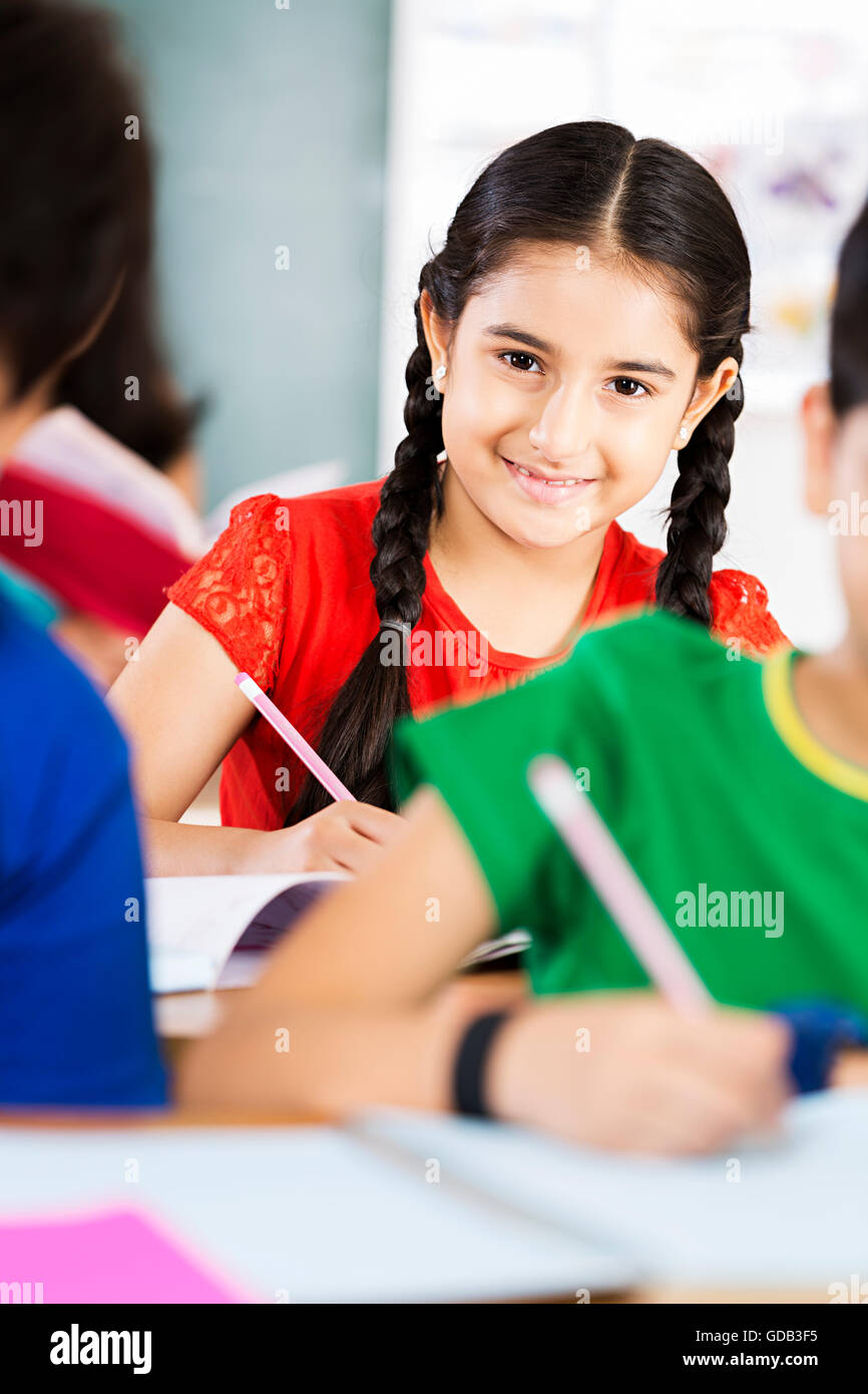 3 Kinder Mädchen Schule Schüler lernen im Klassenzimmer Stockfoto