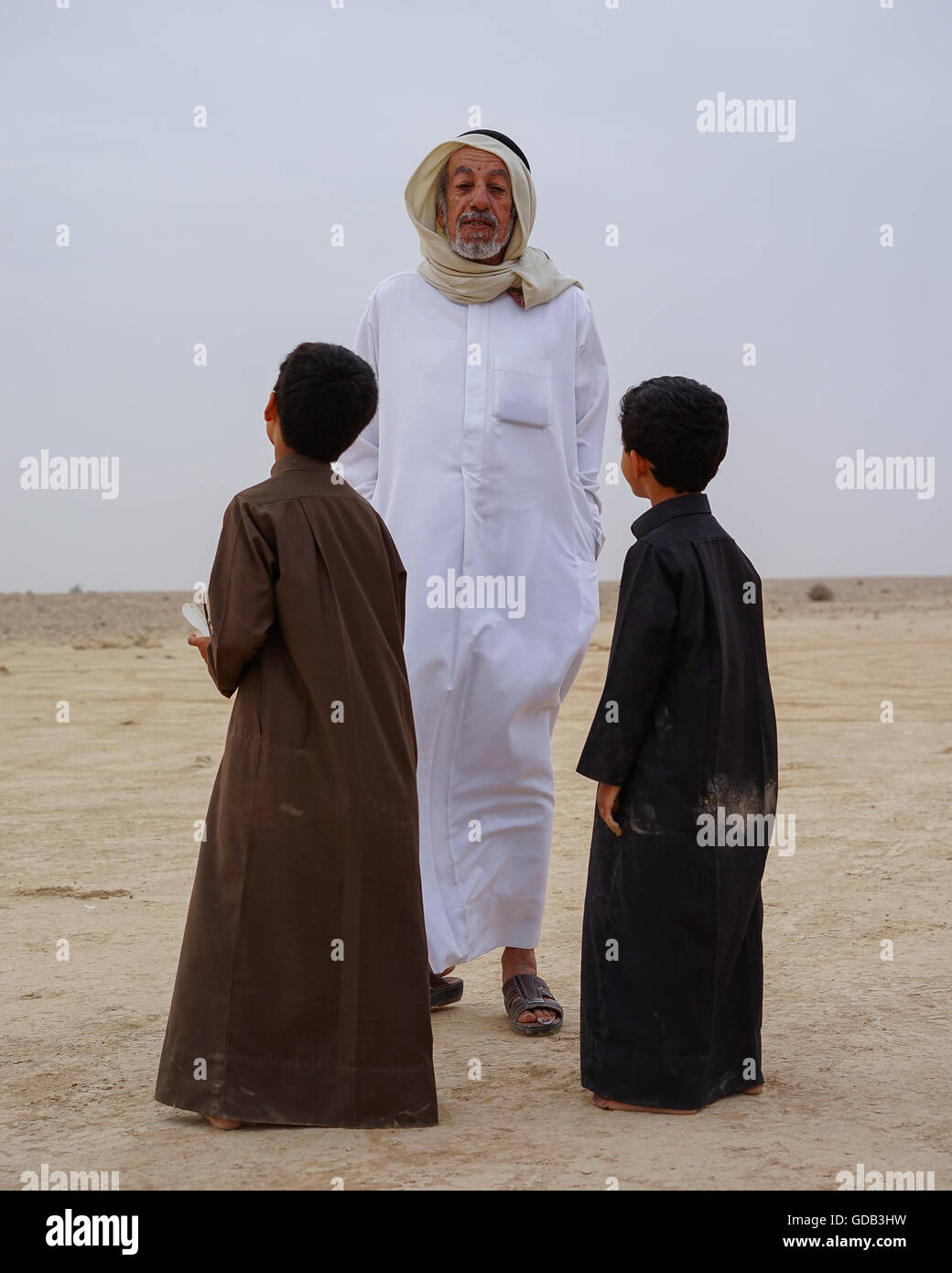 Ausbildung Falken nördlich von Doha, Katar. Neben traditionellen Techniken wie Köder, modernen arabischen Falknern machen Technologie einschließlich 4 x 4 Fahrzeuge, Drohnen und Radiotelemetrie. Stockfoto