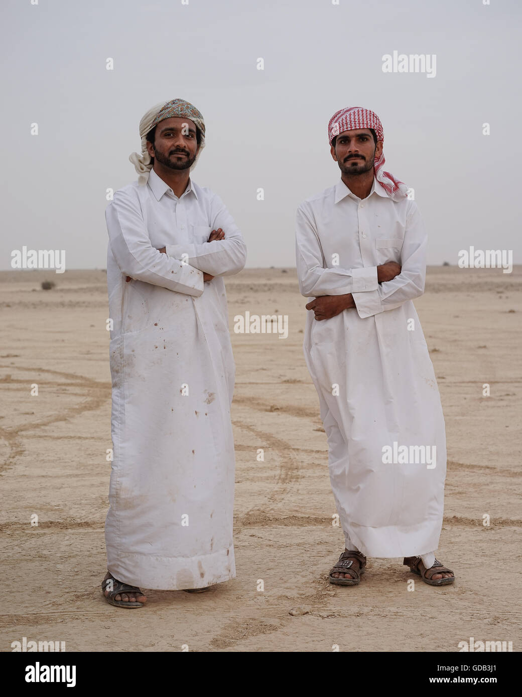 Ausbildung Falken nördlich von Doha, Katar. Neben traditionellen Techniken wie Köder, modernen arabischen Falknern machen Technologie einschließlich 4 x 4 Fahrzeuge, Drohnen und Radiotelemetrie. Stockfoto