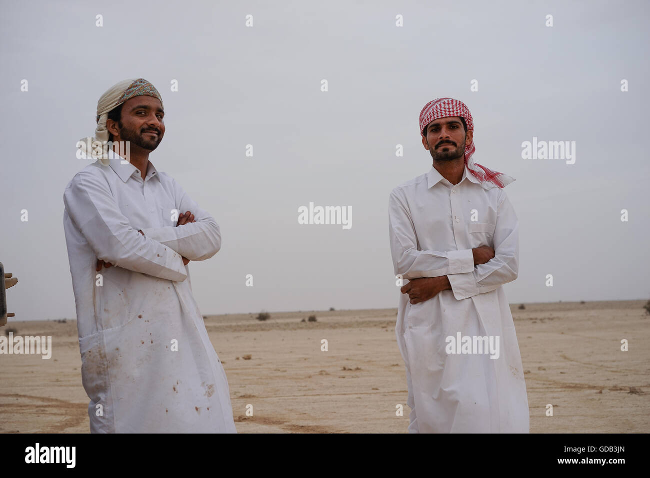 Ausbildung Falken nördlich von Doha, Katar. Neben traditionellen Techniken wie Köder, modernen arabischen Falknern machen Technologie einschließlich 4 x 4 Fahrzeuge, Drohnen und Radiotelemetrie. Stockfoto