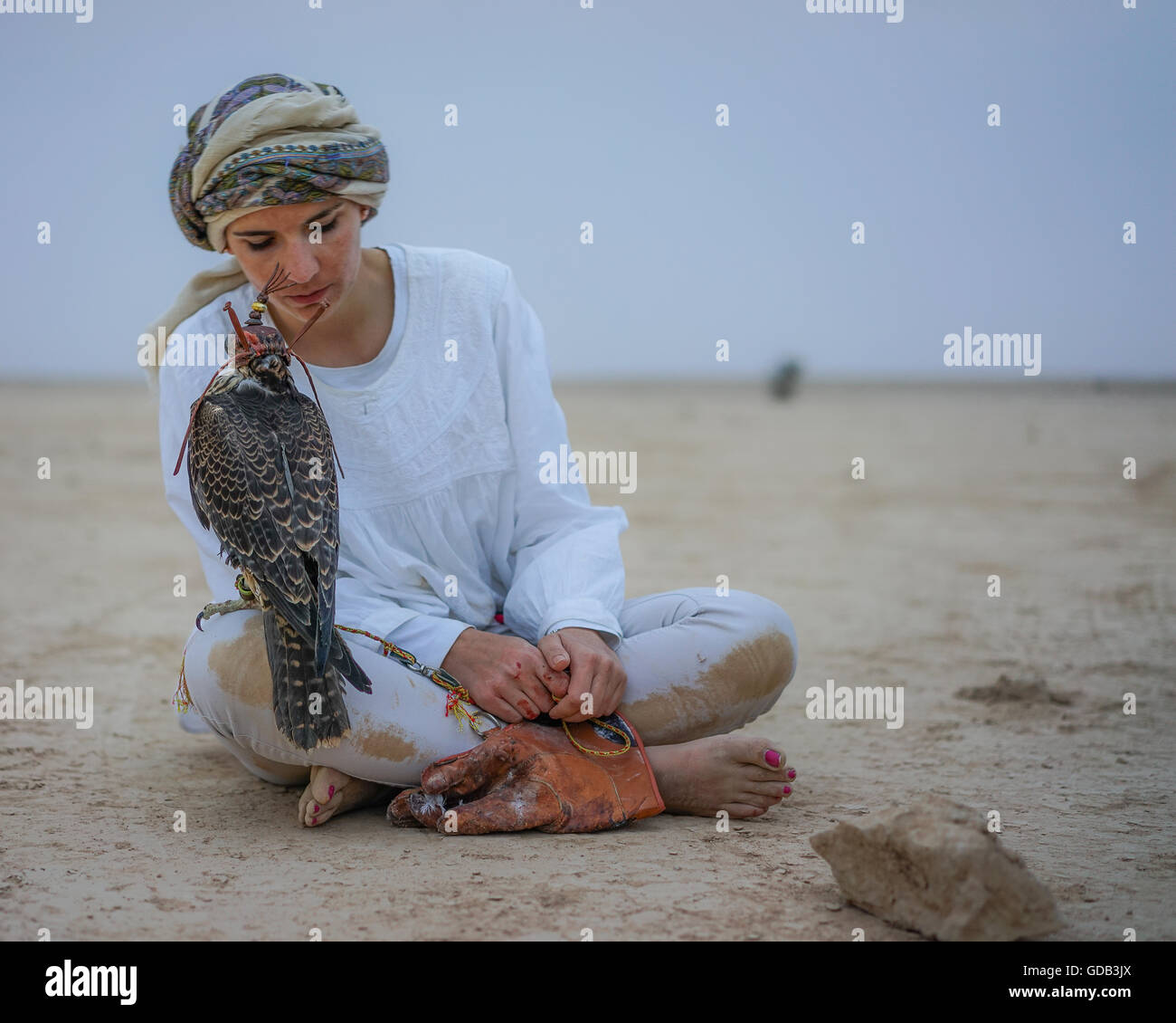 Deutsche Falkner Laura Wrede. Ausbildung Falken nördlich von Doha, Katar. Neben traditionellen Techniken wie Köder, modernen arabischen Falknern machen Technologie einschließlich 4 x 4 Fahrzeuge, Drohnen und Radiotelemetrie. Stockfoto