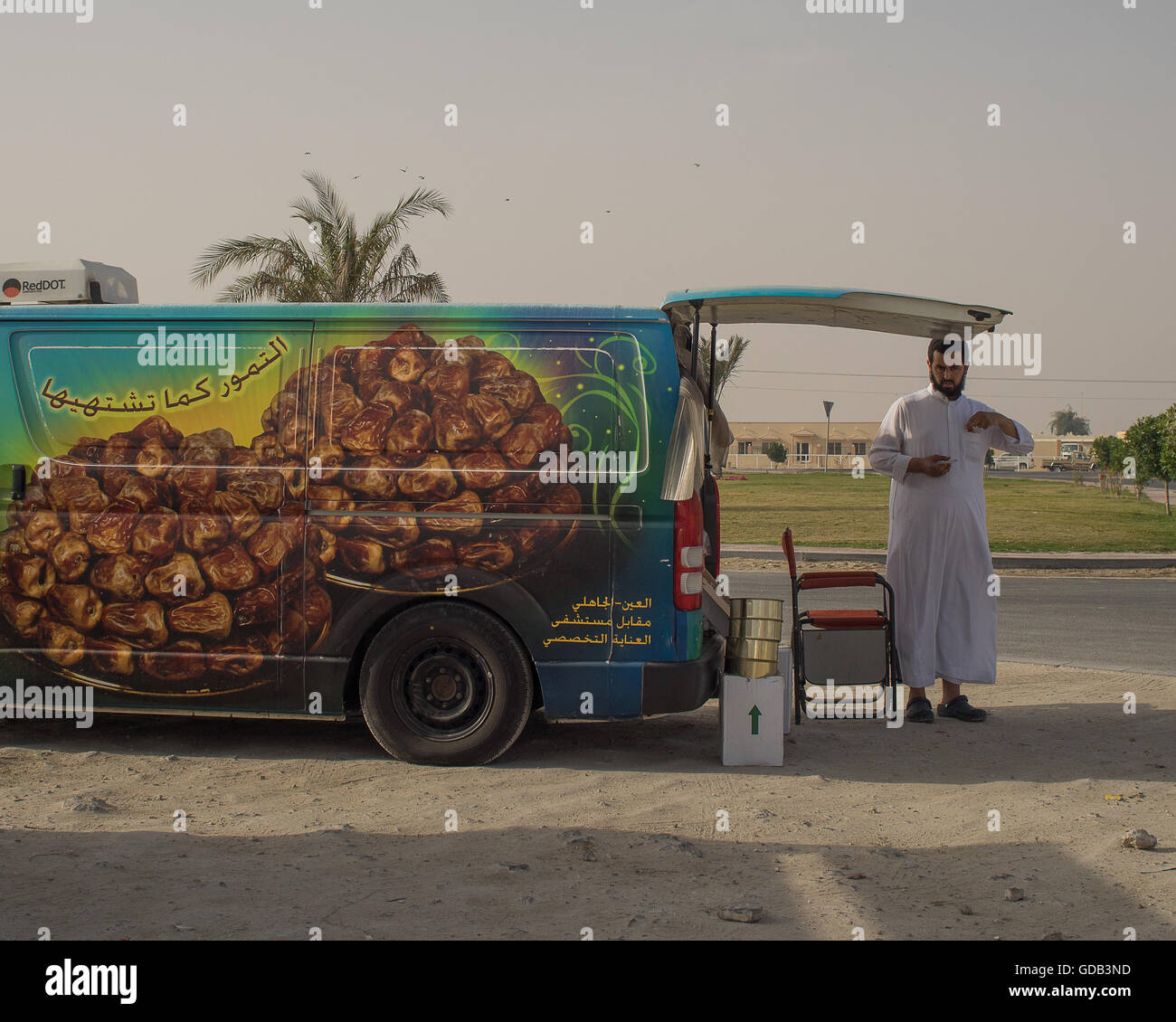 Datum Verkäufer ein großes Rennen an der Strecke Kamelrennen, Al Shahiniya, nördlich von Doha, Katar vorbereiten. Stockfoto