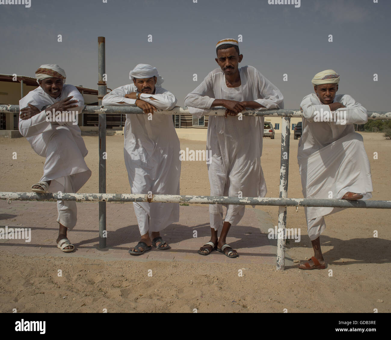 Kamel Trainer mit ihren Kamelen, Kamel-Farm in der Nähe der Kamelrennen verfolgen, Al Shahiniya, nördlich von Doha, Katar. Stockfoto