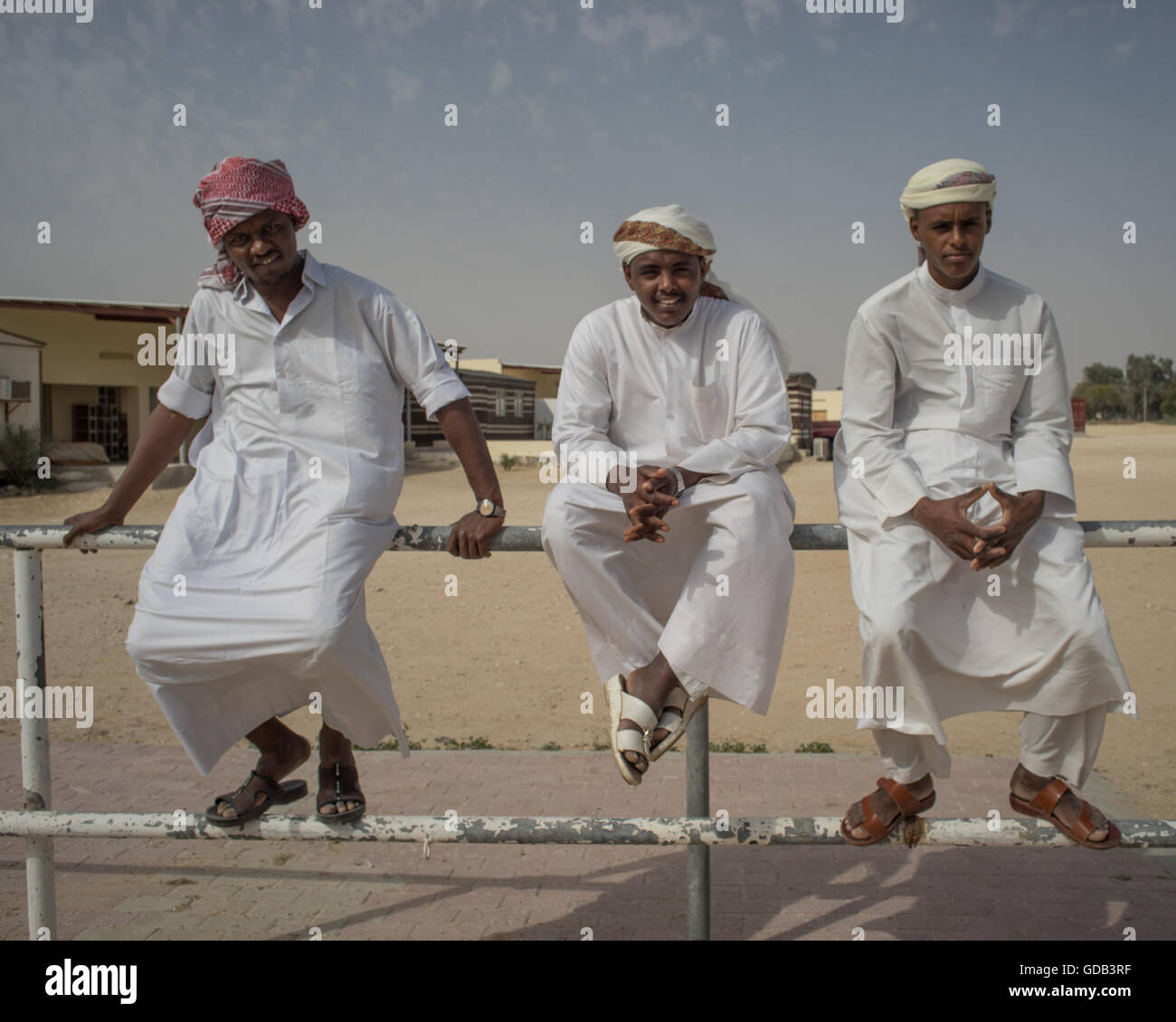 Kamel Trainer mit ihren Kamelen, Kamel-Farm in der Nähe der Kamelrennen verfolgen, Al Shahiniya, nördlich von Doha, Katar. Stockfoto