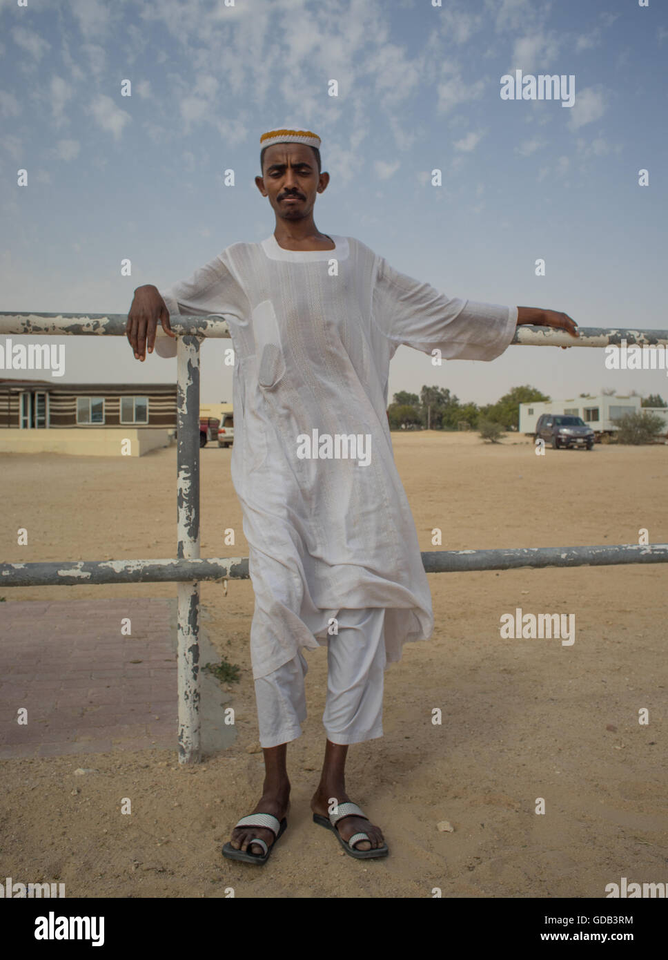 Kamel Trainer mit ihren Kamelen, Kamel-Farm in der Nähe der Kamelrennen verfolgen, Al Shahiniya, nördlich von Doha, Katar. Stockfoto