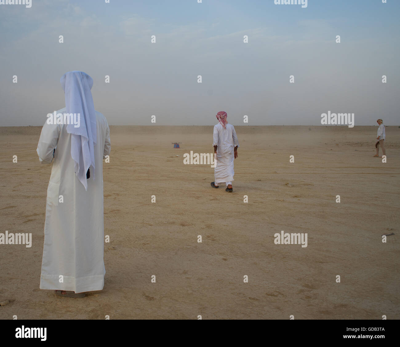 Ausbildung Falken nördlich von Doha, Katar. Neben traditionellen Techniken wie Köder, modernen arabischen Falknern machen Technologie einschließlich 4 x 4 Fahrzeuge, Drohnen und Radiotelemetrie. Stockfoto