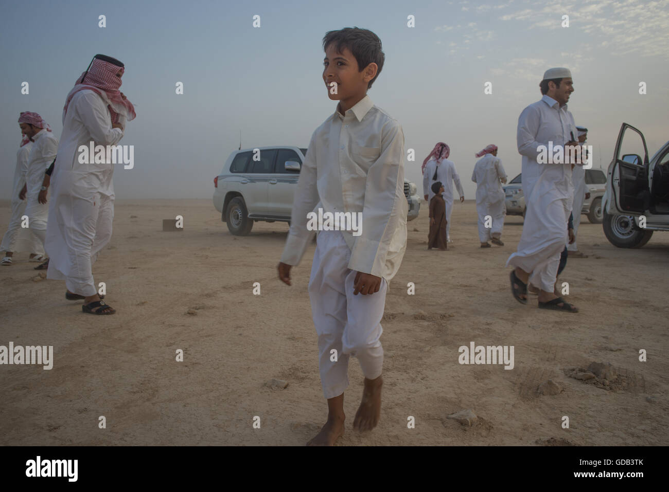 Ausbildung Falken nördlich von Doha, Katar. Neben traditionellen Techniken wie Köder, modernen arabischen Falknern machen Technologie einschließlich 4 x 4 Fahrzeuge, Drohnen und Radiotelemetrie. Stockfoto