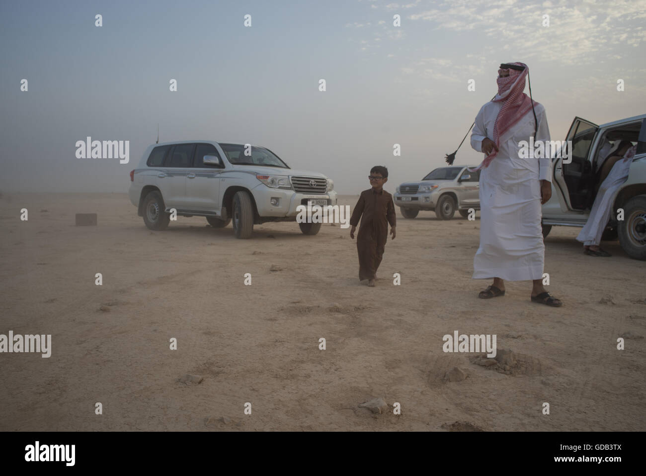 Ausbildung Falken nördlich von Doha, Katar. Neben traditionellen Techniken wie Köder, modernen arabischen Falknern machen Technologie einschließlich 4 x 4 Fahrzeuge, Drohnen und Radiotelemetrie. Stockfoto