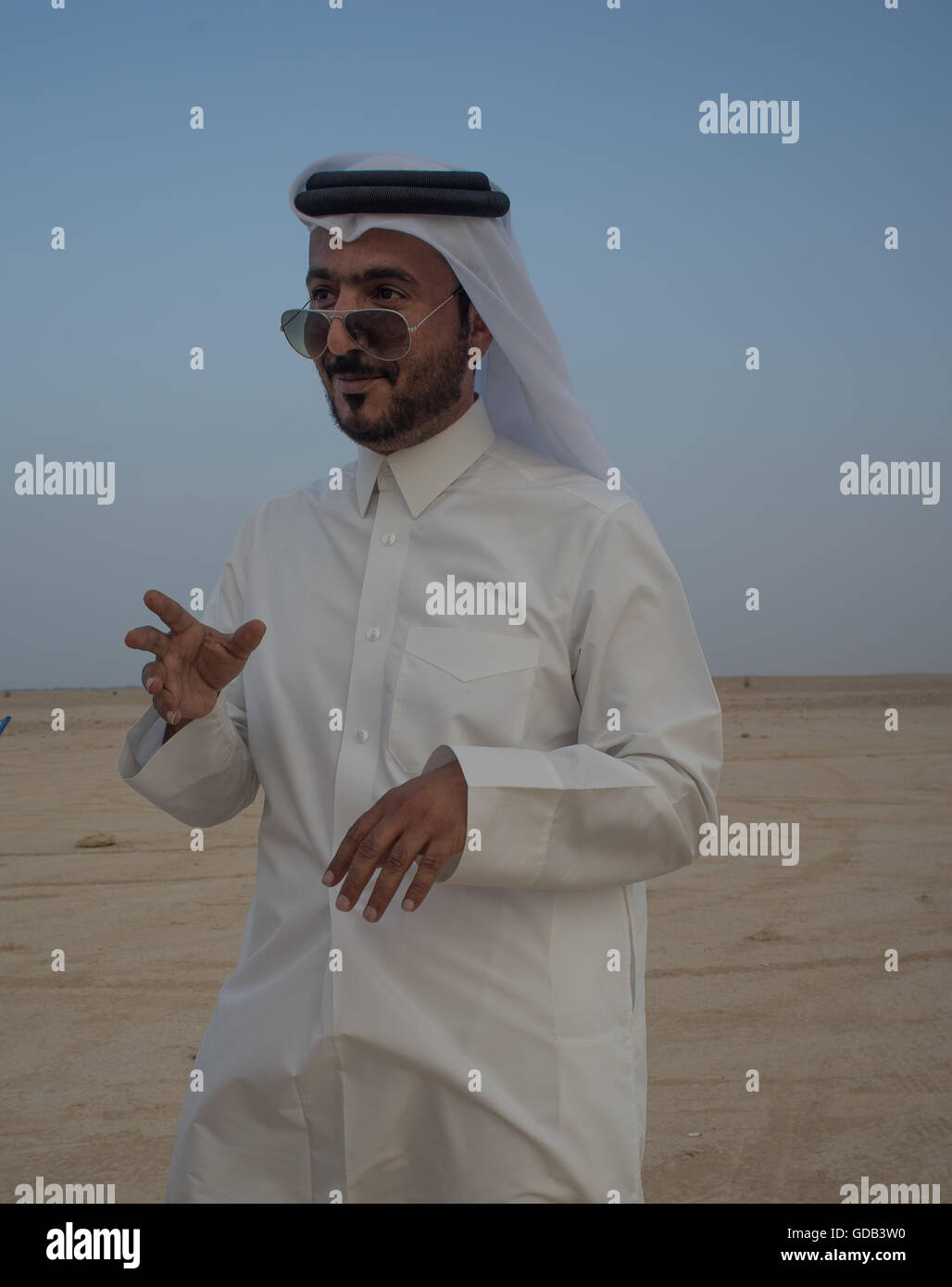 Ausbildung Falken nördlich von Doha, Katar. Neben traditionellen Techniken wie Köder, modernen arabischen Falknern machen Technologie einschließlich 4 x 4 Fahrzeuge, Drohnen und Radiotelemetrie. Stockfoto