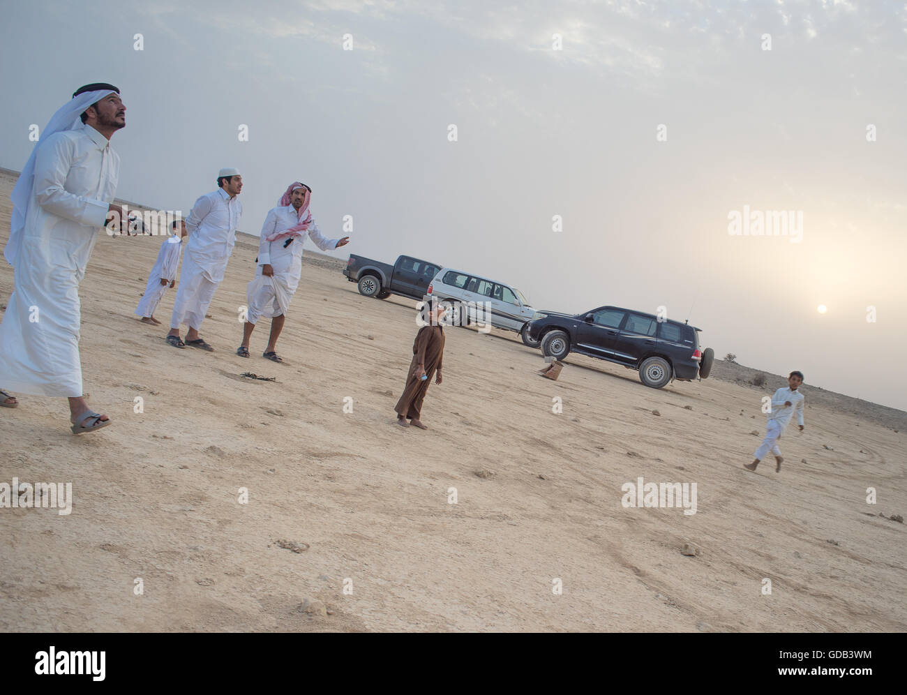 Ausbildung Falken nördlich von Doha, Katar. Neben traditionellen Techniken wie Köder, modernen arabischen Falknern machen Technologie einschließlich 4 x 4 Fahrzeuge, Drohnen und Radiotelemetrie. Stockfoto