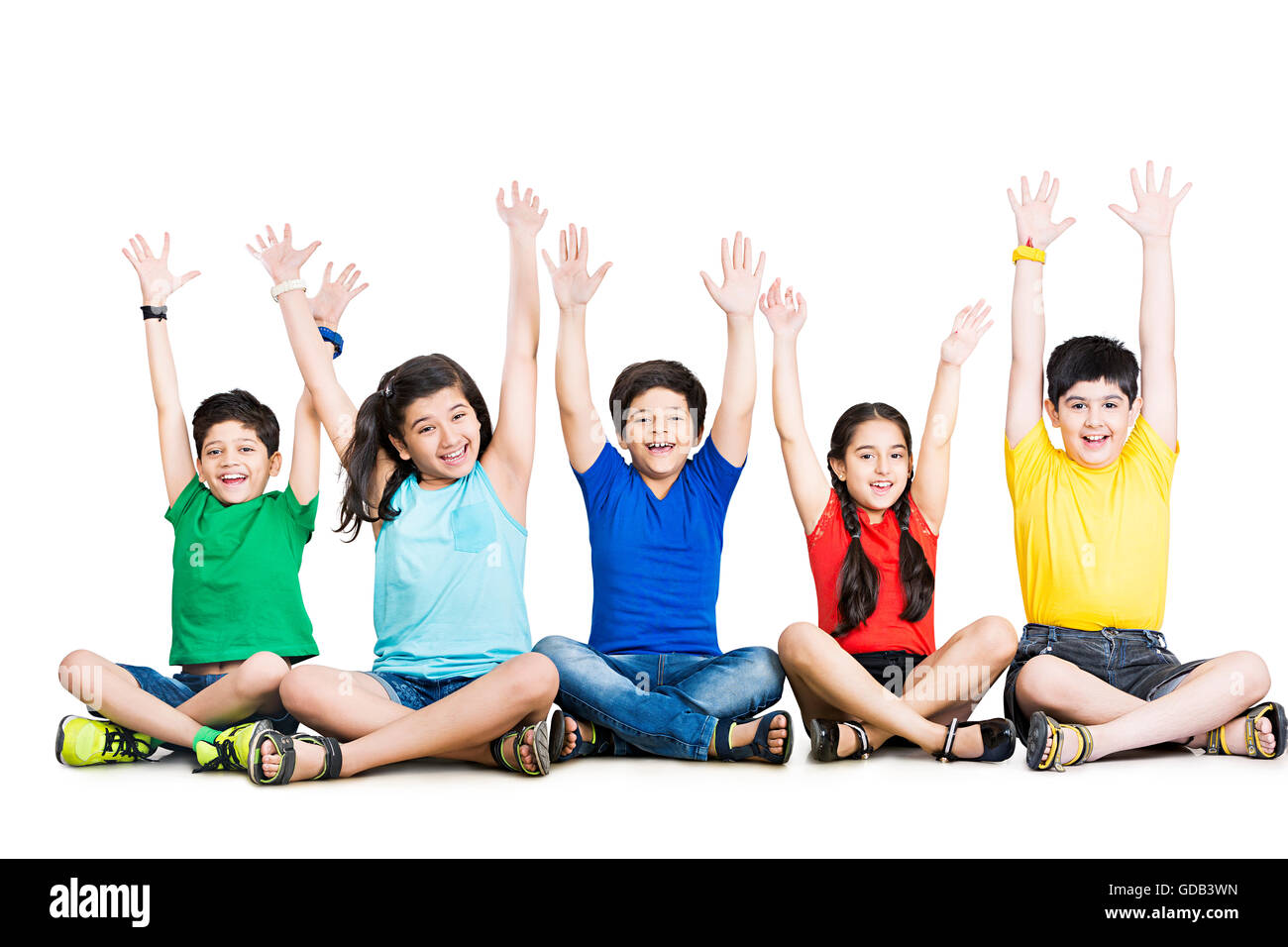 5 Kinder Jungen und Mädchen Freunde sitzen Arme angehoben jubeln Stockfoto