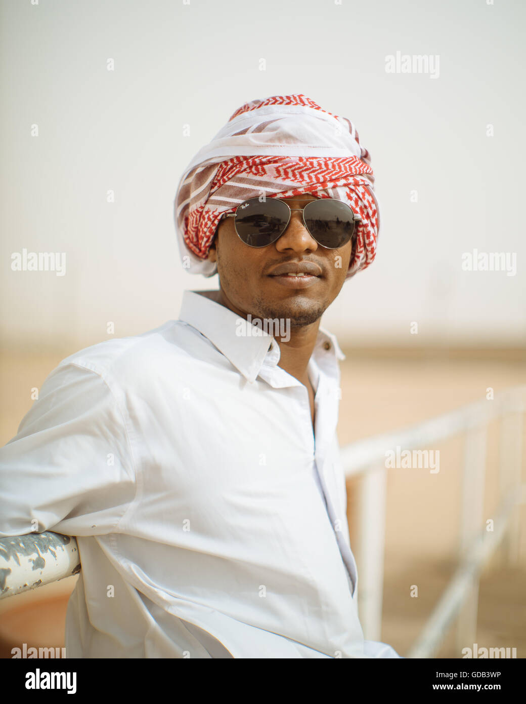 Kamel Trainer mit ihren Kamelen, Kamel-Farm in der Nähe der Kamelrennen verfolgen, Al Shahiniya, nördlich von Doha, Katar. Stockfoto