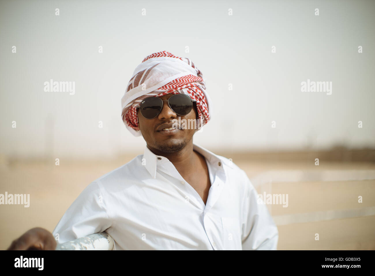Kamel Trainer mit ihren Kamelen, Kamel-Farm in der Nähe der Kamelrennen verfolgen, Al Shahiniya, nördlich von Doha, Katar. Stockfoto