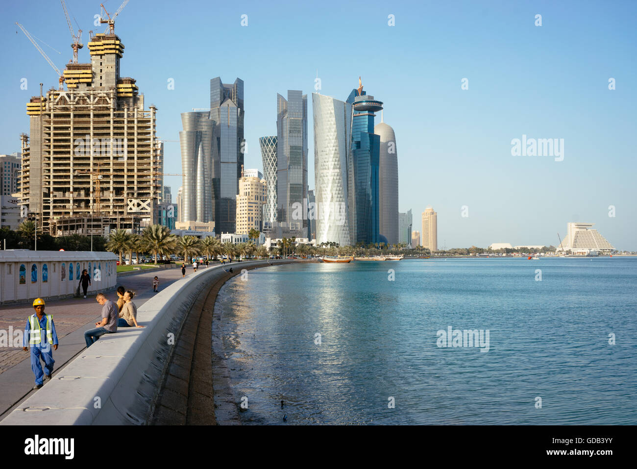 West Bay von Doha Corniche gesehen; Touristen und Bauarbeiter gleichermaßen genießen das warme Wetter. Stockfoto