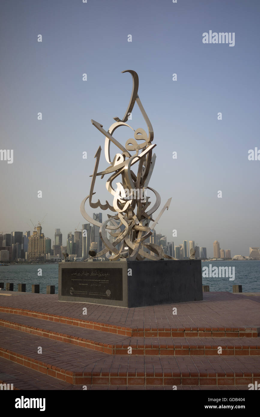 Kunst im öffentlichen Raum entlang von Doha Corniche installiert. Stockfoto