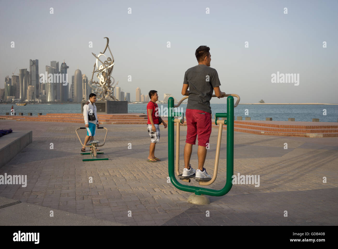 Menschen machen Verwendung von Trainingsgeräten auf Doha Corniche installiert. Stockfoto