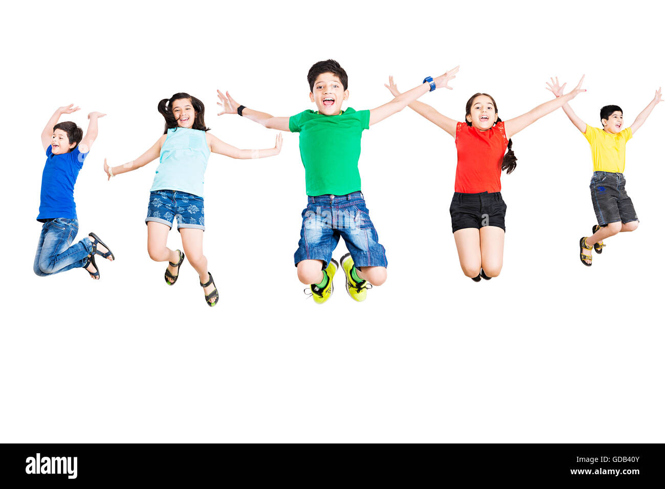 5 Kinder Jungen und Mädchen Freunde Jumping Geschrei Vitalität Stockfoto