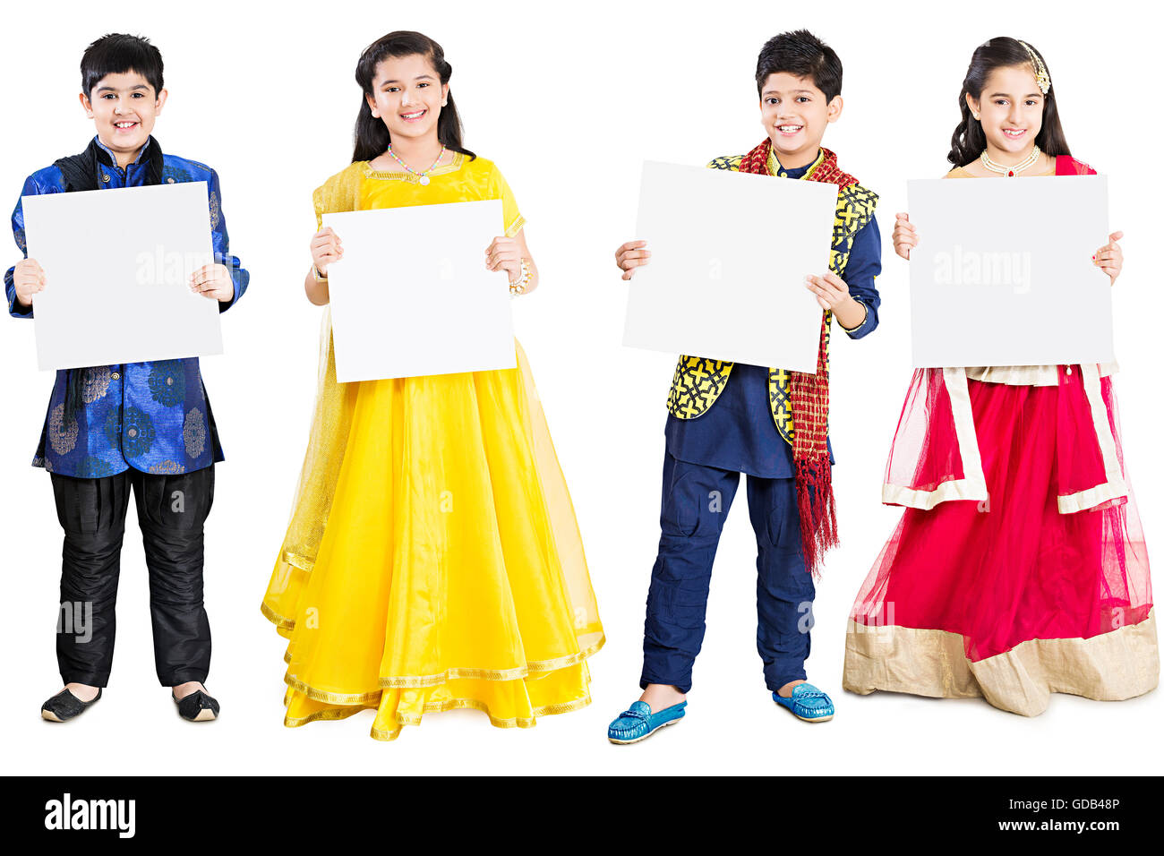 4 Kinder, Mädchen und jungen Diwali Festival stehen Message Board zeigt Stockfoto