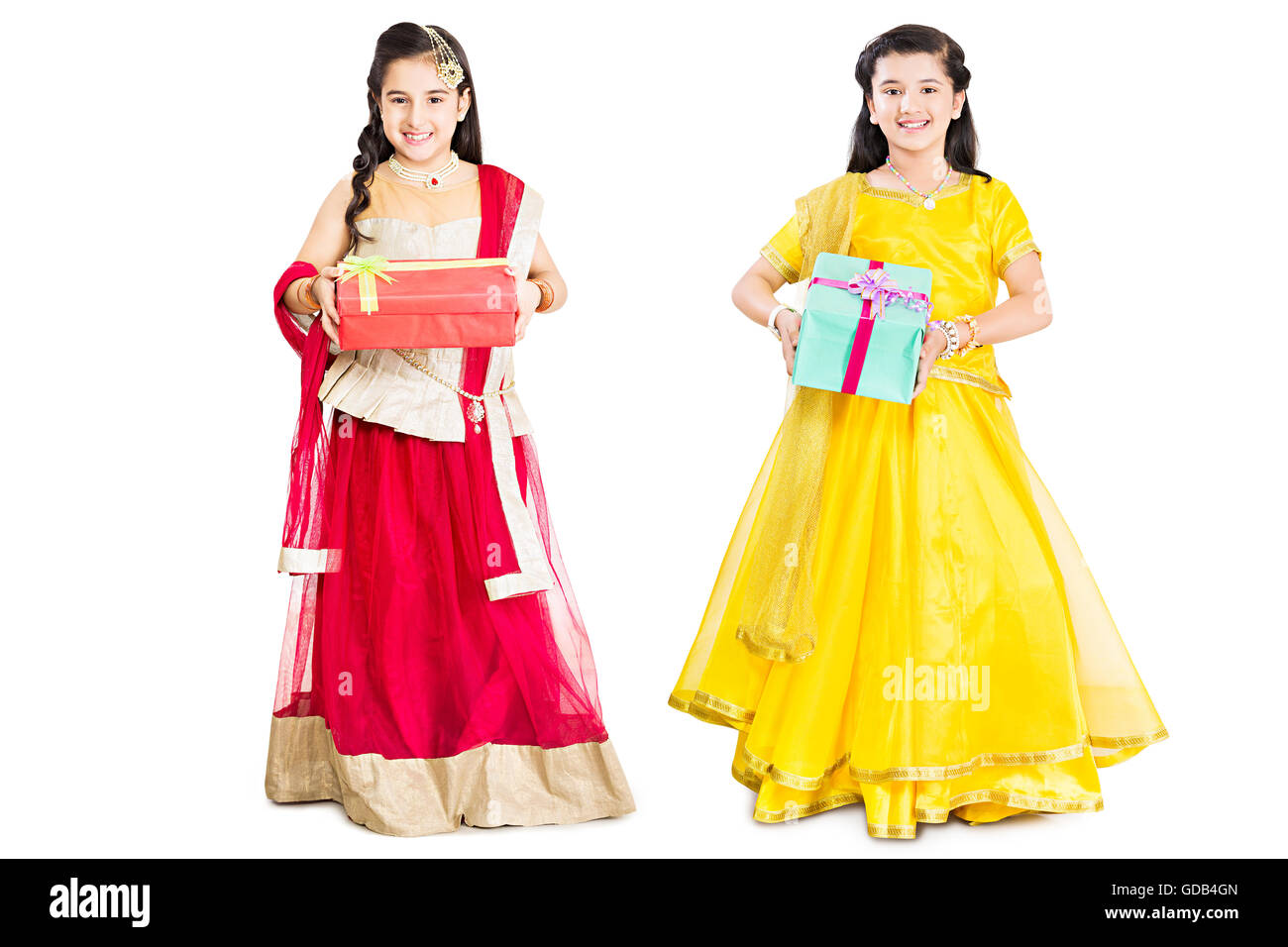 2 schöne Kinder Mädchen Freunde Diwali Festival stehen Geschenk Box anzeigen Stockfoto