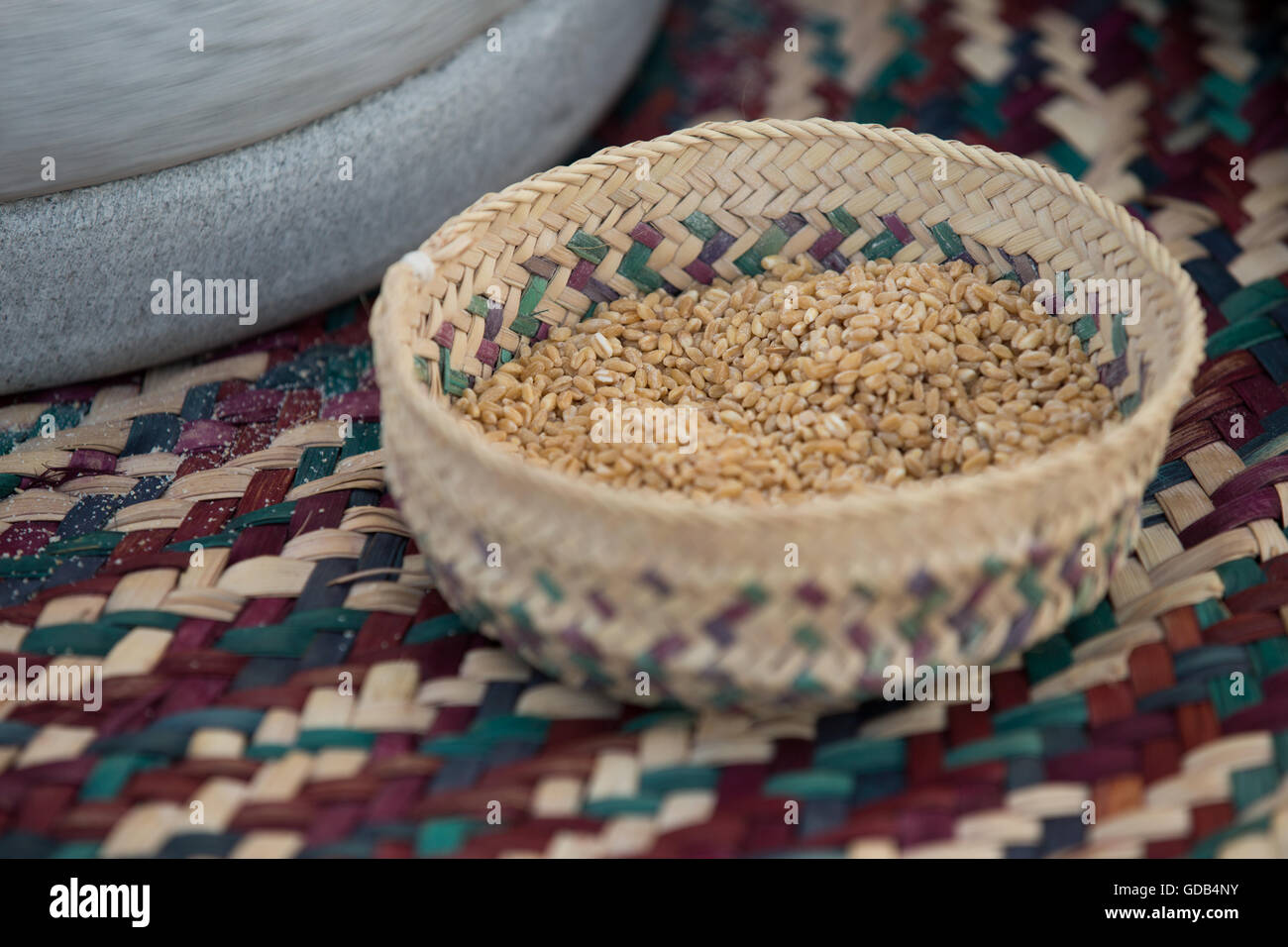 Weizen auf eine al-Sadouh traditionellen emiratischen Wolldecke auf das  Heritage Village, Dubai, Vereinigte Arabische Emirate Stockfotografie -  Alamy