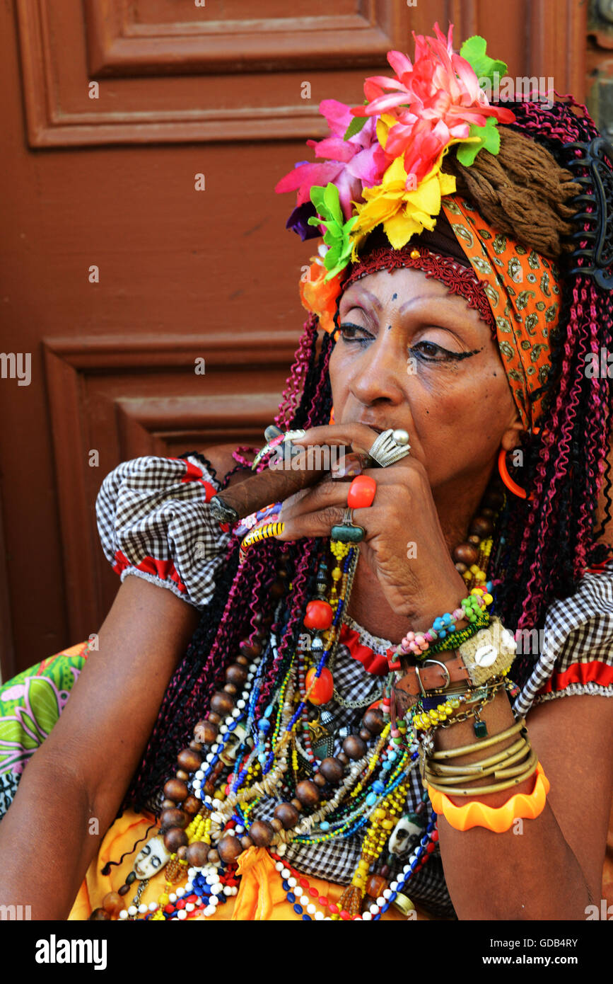 Senora de la Habana, eine Priesterin der Afro-kubanischen Santeria mit bunten lange Nägel und eine Zigarre. Stockfoto