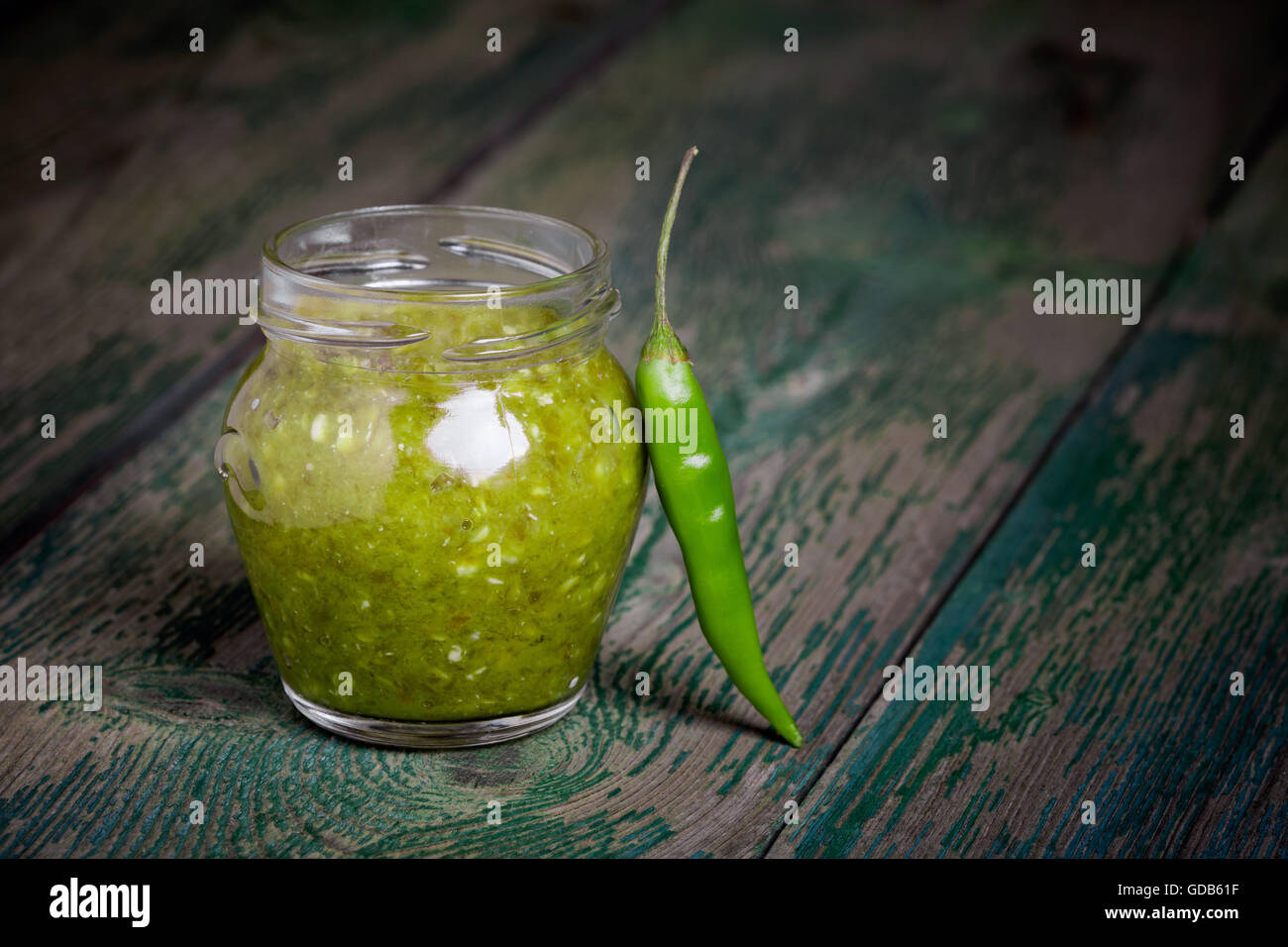 Natürliche warme grüne Chilisauce Stockfoto