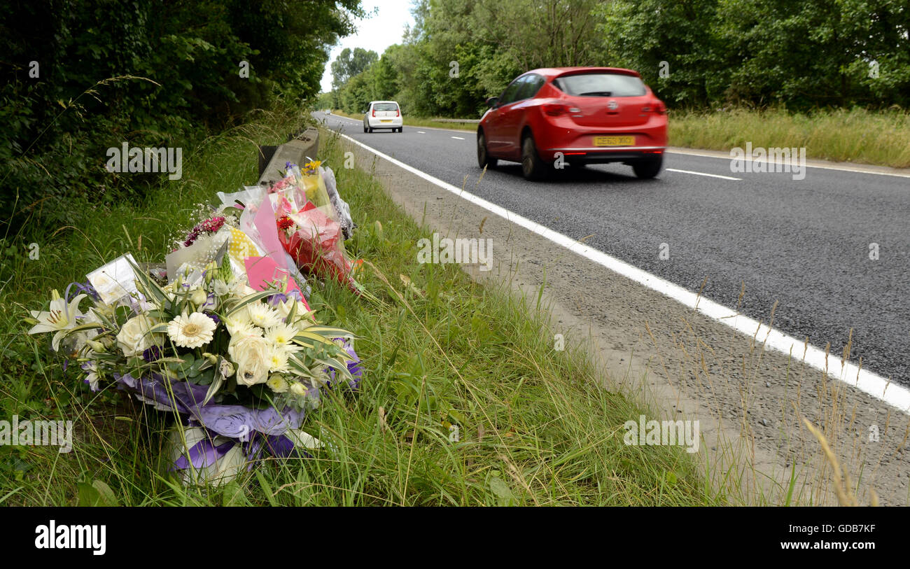Floral Tribute am Straßenrand in Wales nach einem tödlichen Autounfall Stockfoto