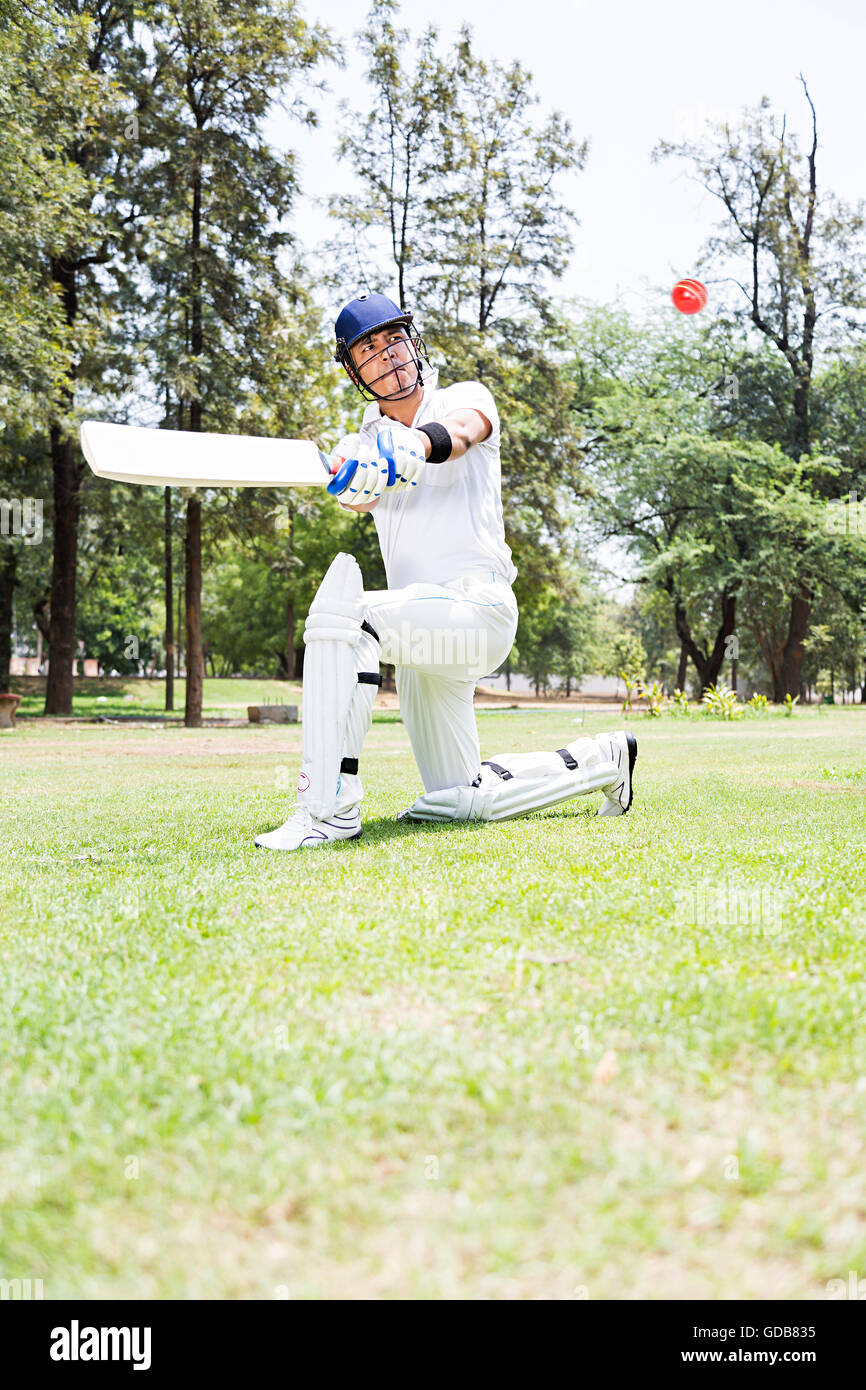 1 indischen jungen Mann cricketer spielen Kricket schlagen Ball im Spiel Boden Stockfoto