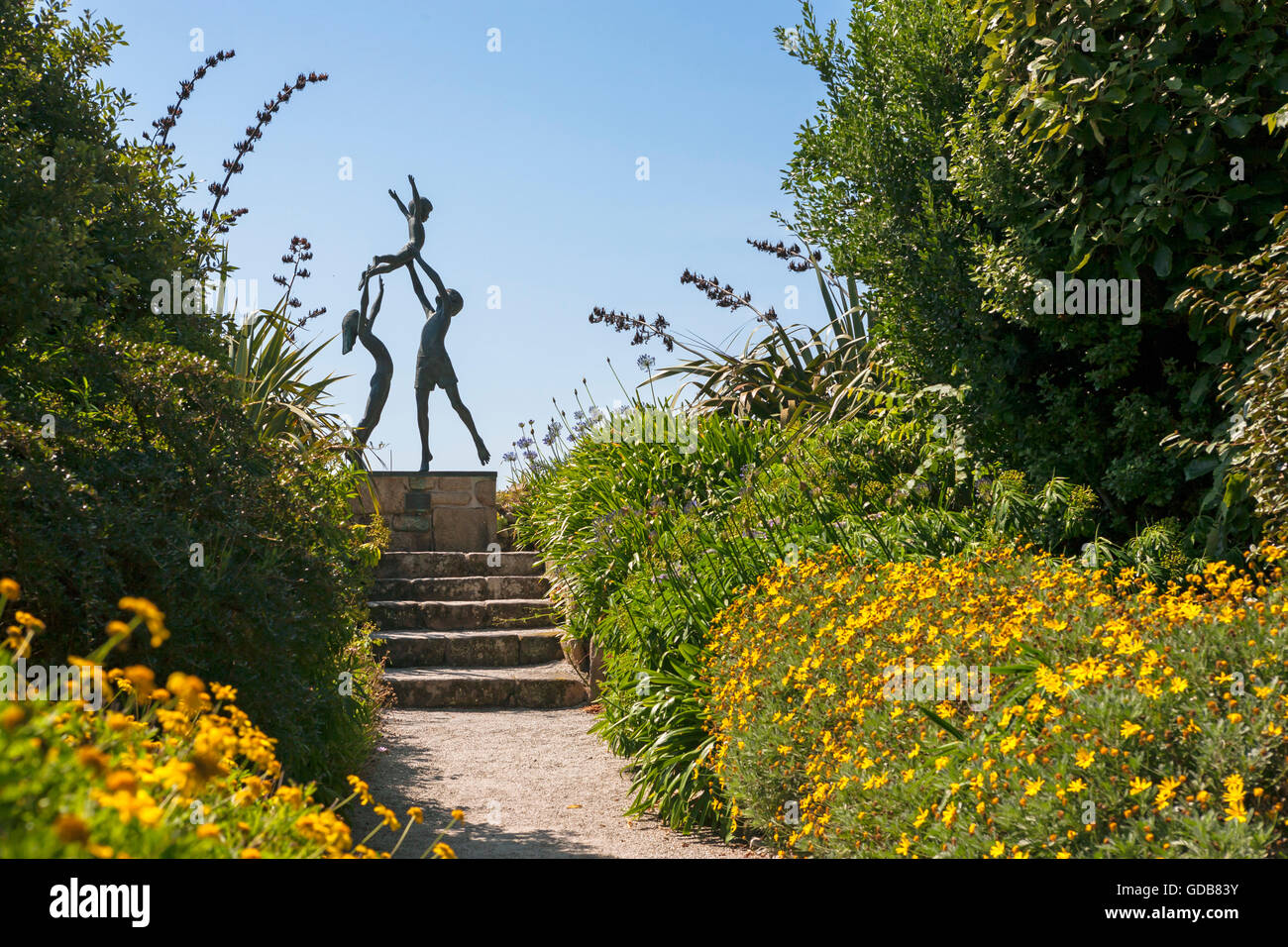 Bronze von David Wynne der Kinder Dorrien-Smith, "The Tresco Children", Tresco Klostergarten, Tresco, Isles of Scilly, UK Stockfoto