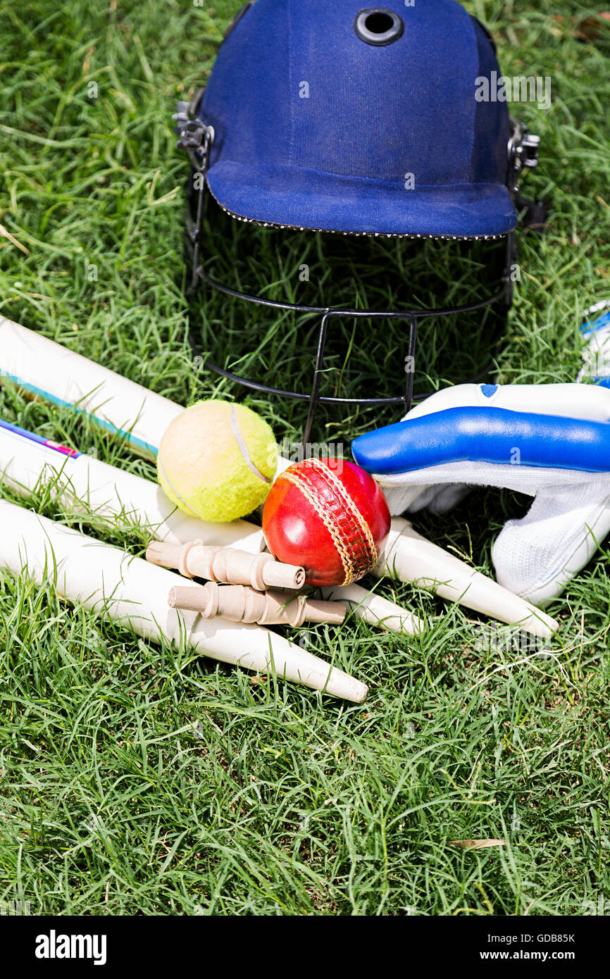 Spielplatz gras Cricket equipment Kugel, Kautionen, Handschuhe, Helm, Stümpfe Stockfoto