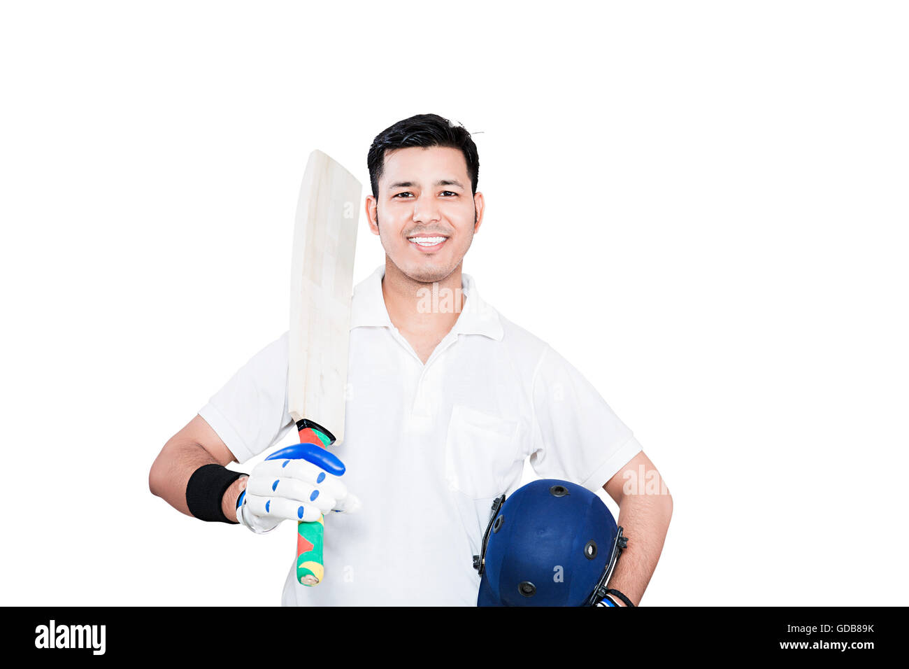 1 indischen jungen Mann sport Spieler Kricket spielen und halten bat und Helm ständigen darstellen Stockfoto