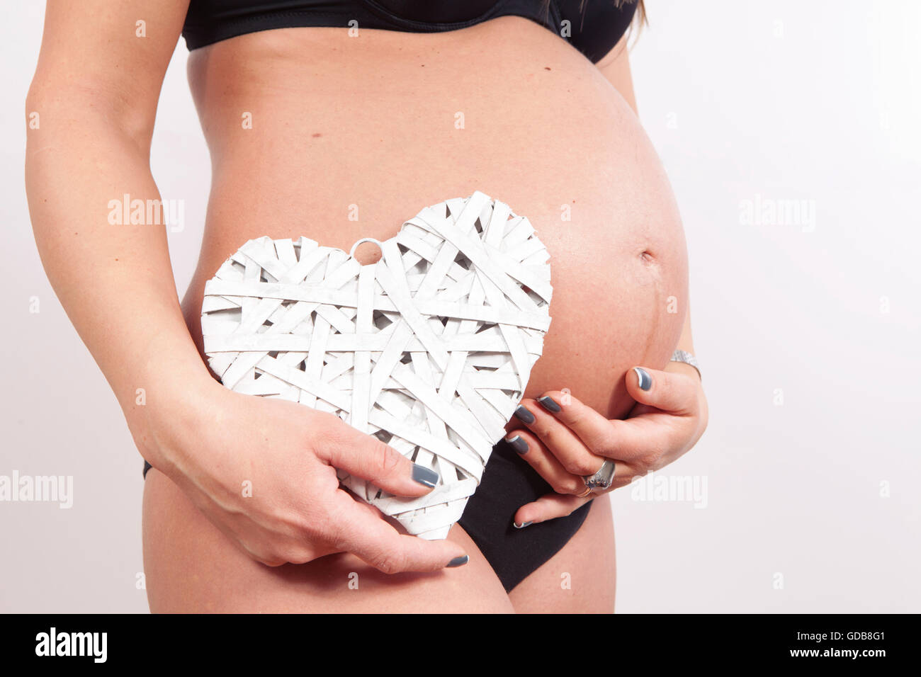 Schwangere Frau mit Herz Dekor Stockfoto