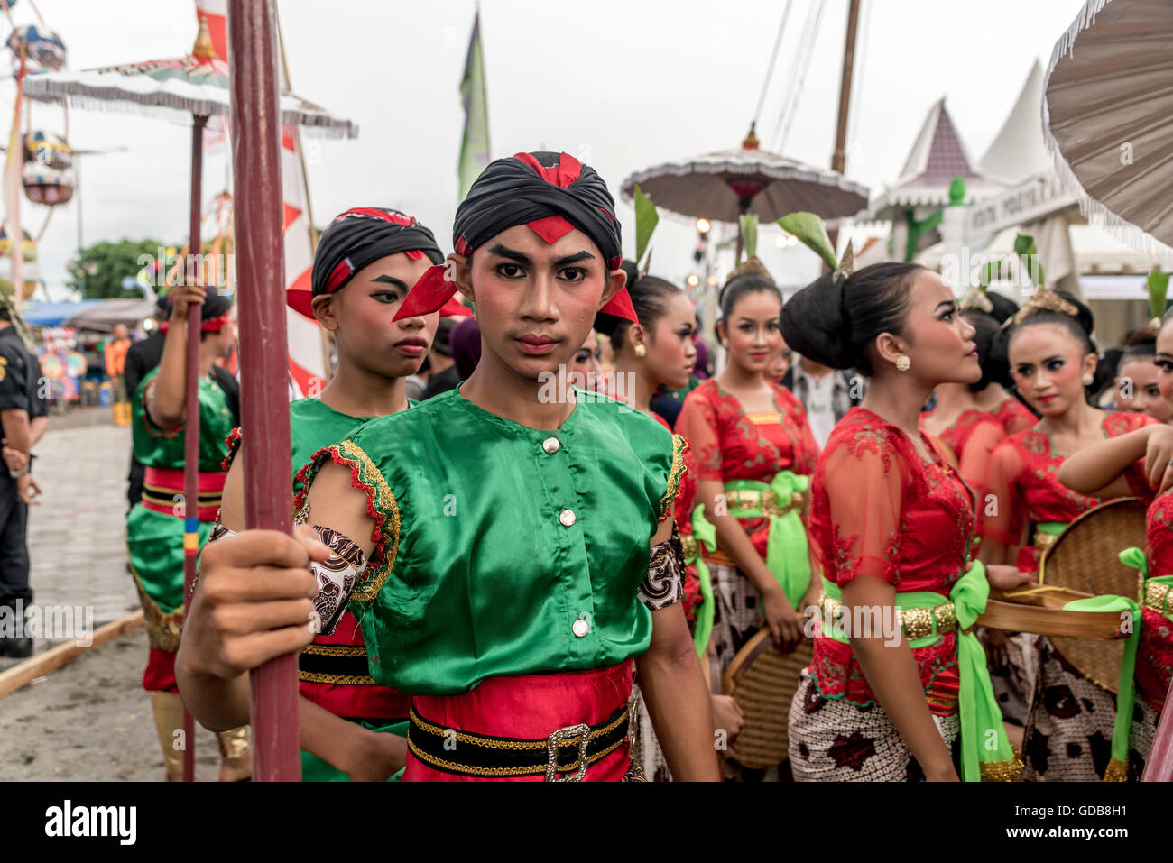 Traditionell gekleidete Tänzer bei einem Festival in Yogyakarta, Java, Indonesien, Asien Stockfoto
