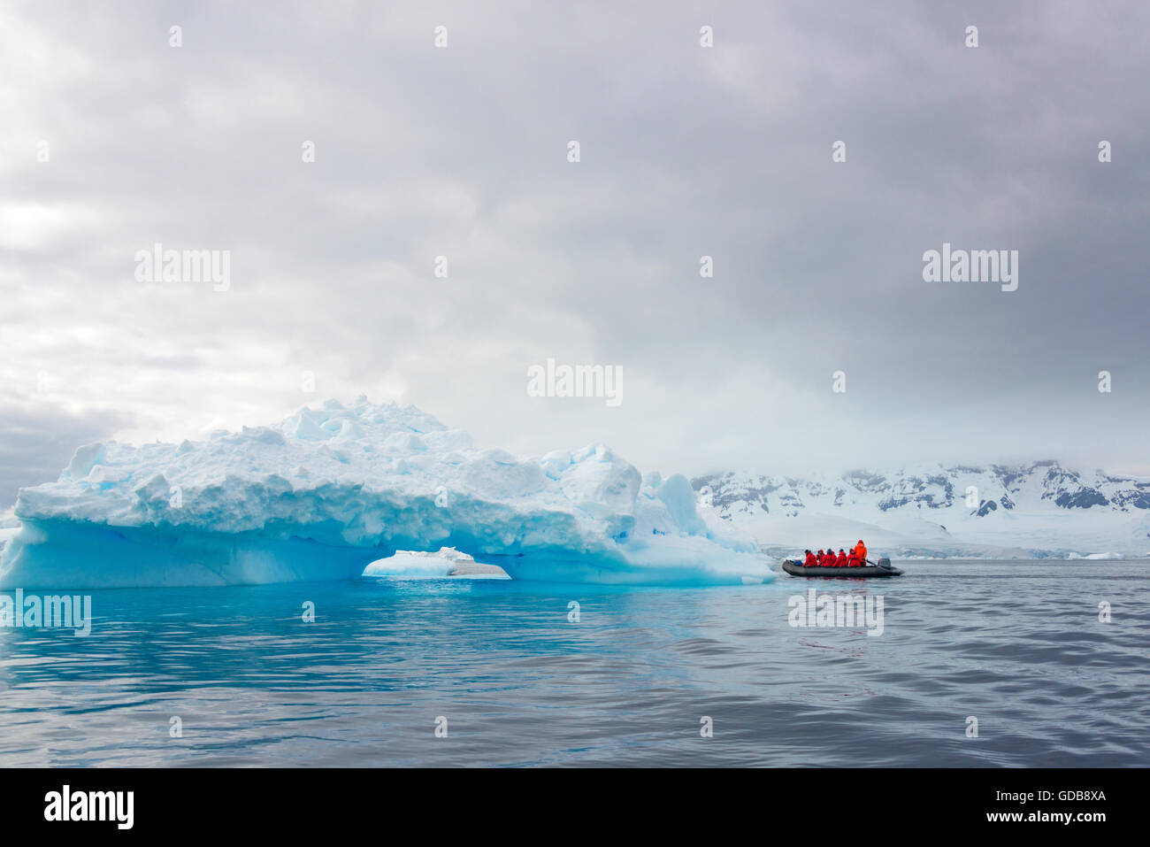 Tourismus in der Antarktis. Passagiere, die Erkundung der antarktischen Halbinsel Stockfoto
