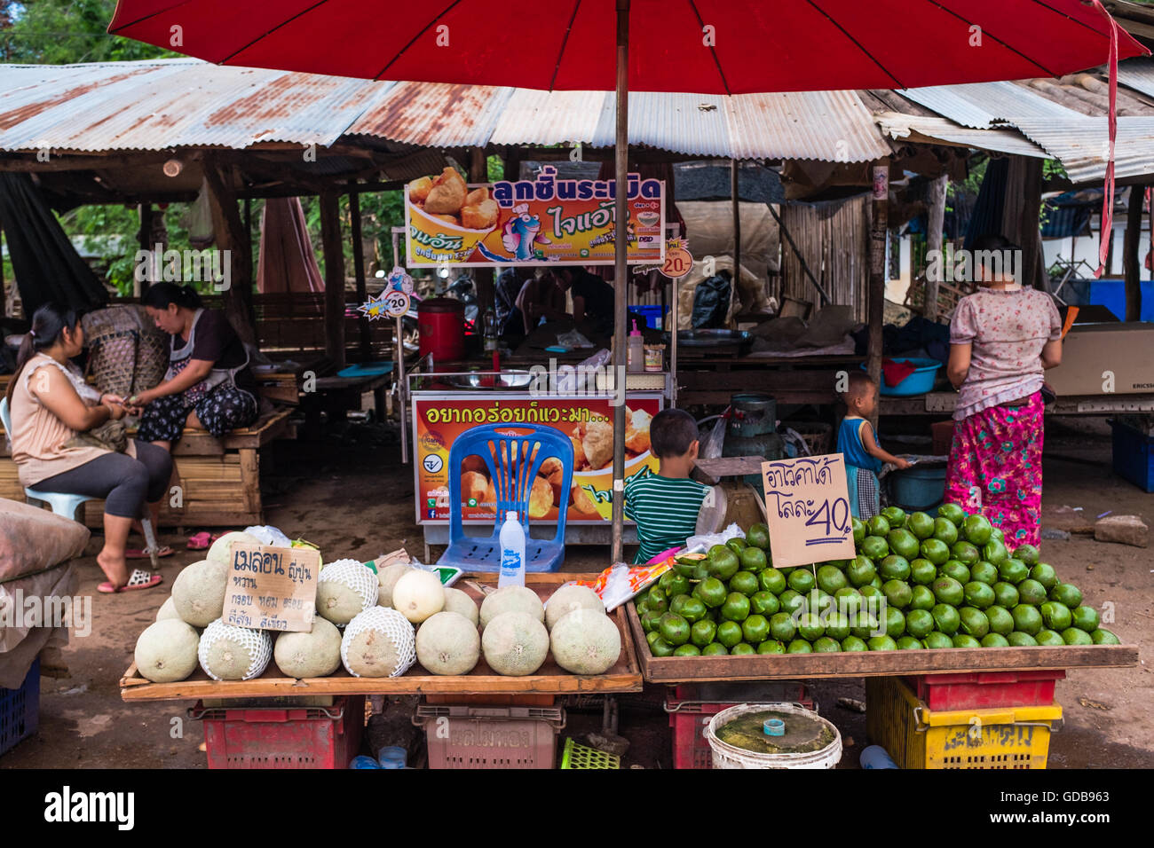Aus Tür Obst und Gemüse Straßenmarkt von Seite der Hauptstraße Chiang Mai Thailand Stockfoto