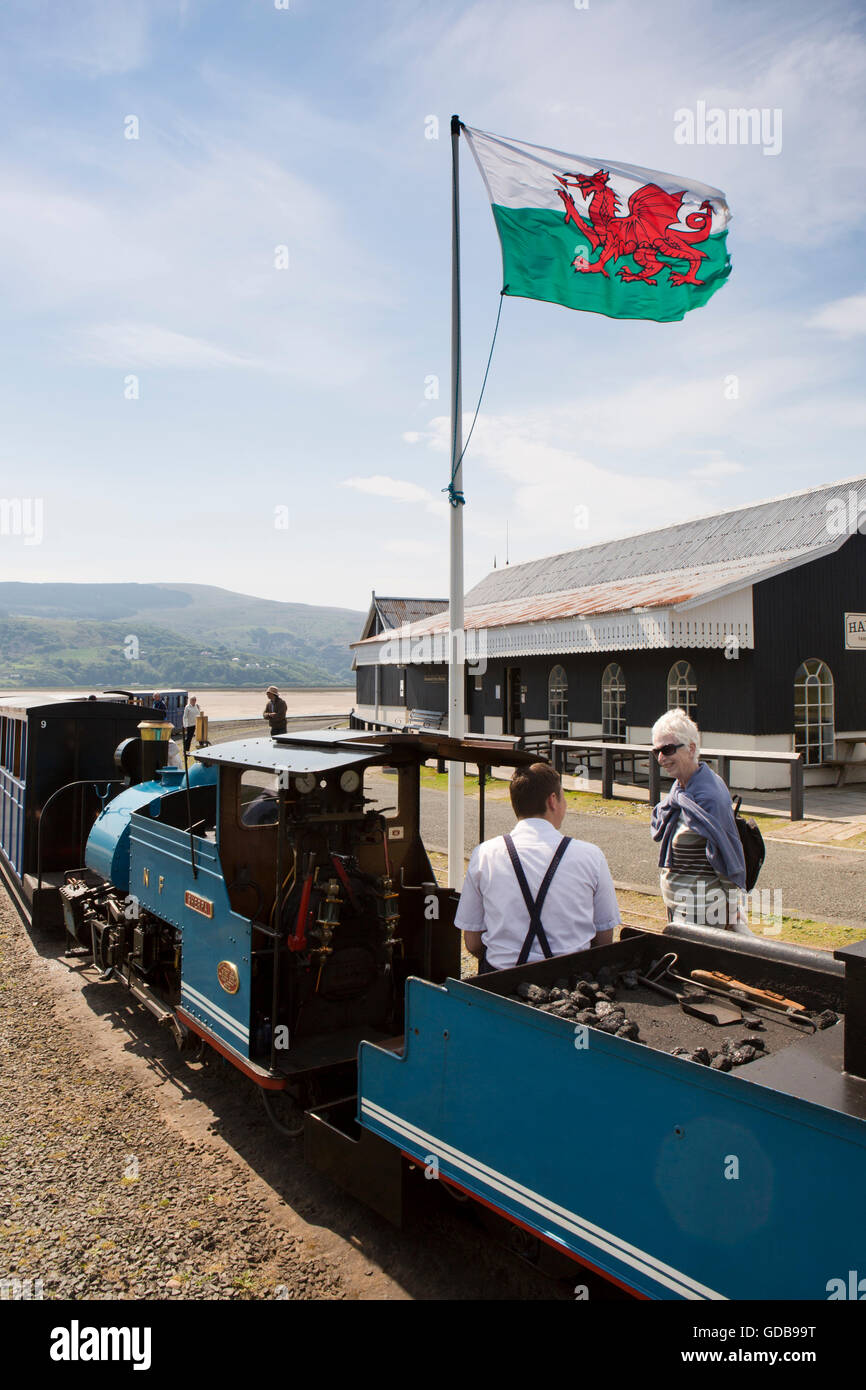 Großbritannien, Wales, Gwynedd, Penrhyn Punkt, Miniatureisenbahn Fairbourne Lokführer bei Barmouth Ferry Station, im Gespräch mit PKW Stockfoto