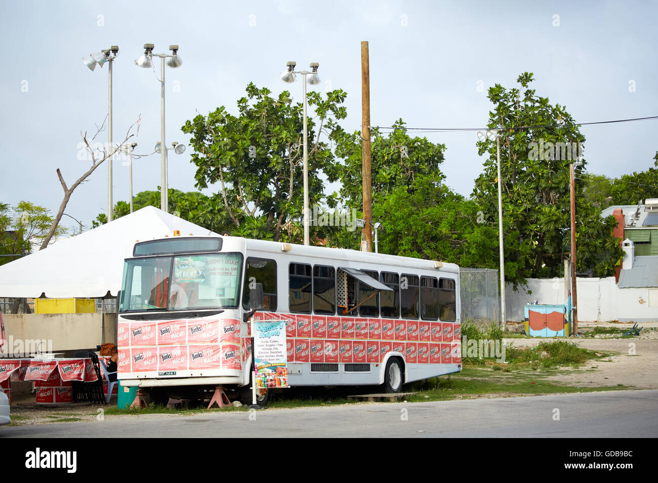 Die kleinen Antillen Barbados Pfarrkirche Sankt Michael Westindien Hauptstadt Bridgetown River Road Bereich Coach Bus verwandelte sich in Café roa Stockfoto