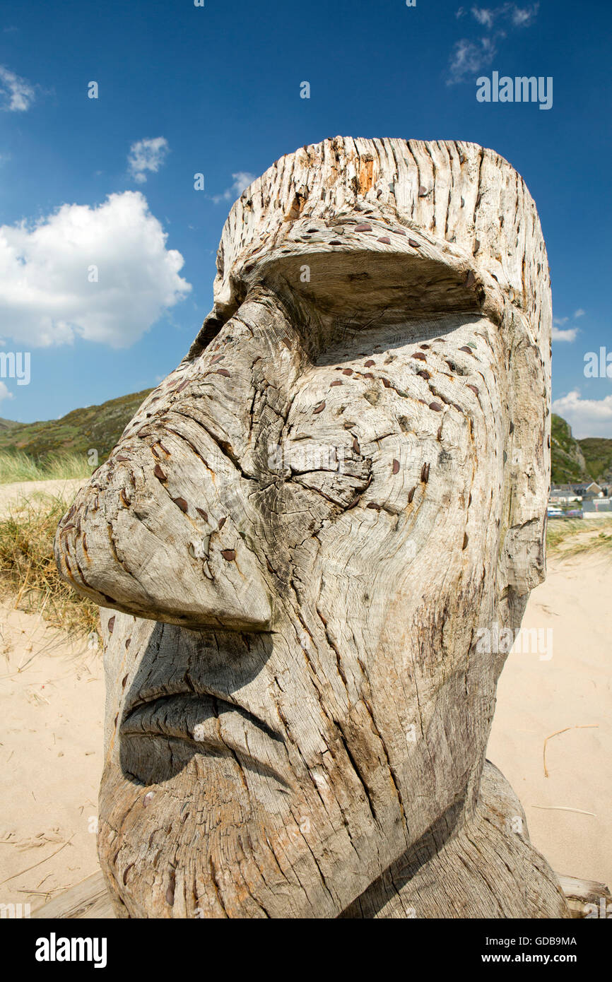 Großbritannien, Wales, Gwynedd, Barmouth, Strand, Ynys Brawd, große hölzerne "Osterinsel, Moai Kopf mit Münzen Stockfoto