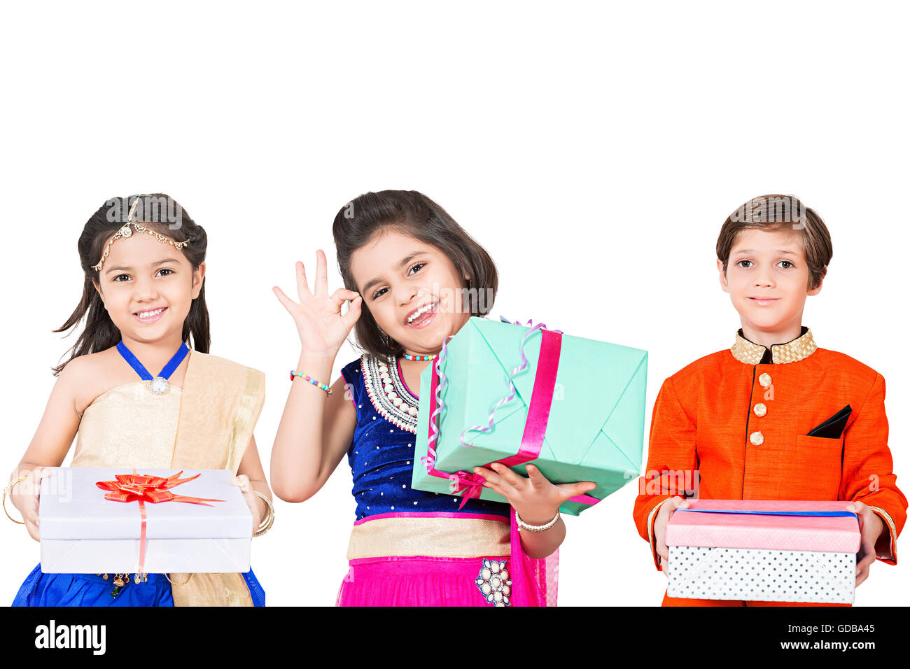 3 Indianer Kinder Freunde Diwali Festival box Geschenk anzeigen Stockfoto