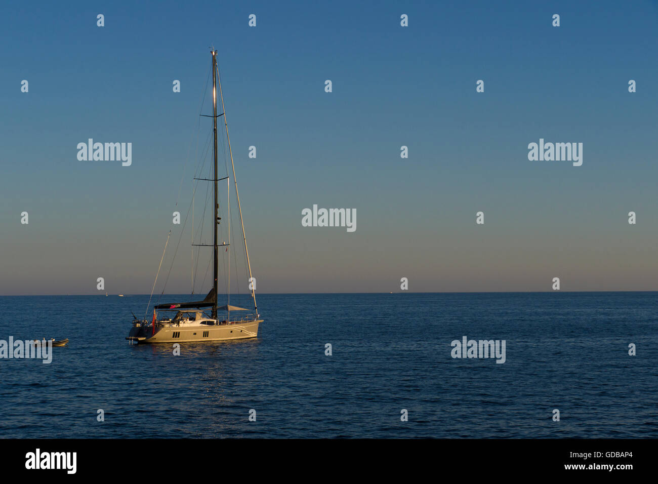Segelyacht bei Sonnenuntergang, Cala Portals Nous, Mallorca, Balearen, Spanien. Stockfoto