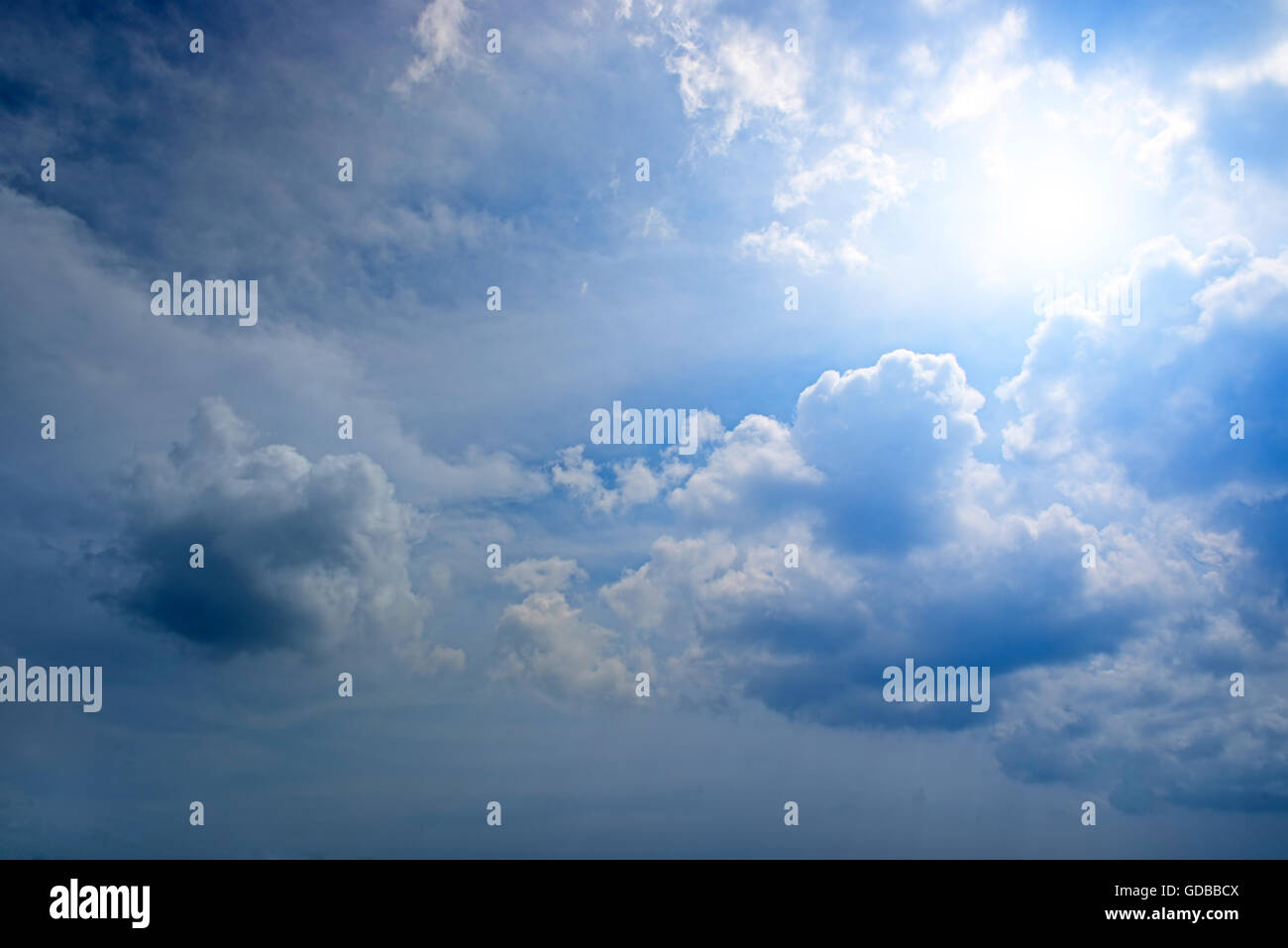 Sonne am schönen blauen Himmel Stockfoto