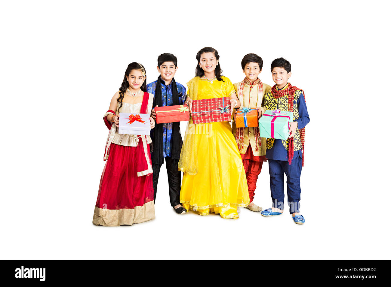 5 Kinder, Mädchen und jungen Freunde Diwali Festival stehen Geschenk Box anzeigen Stockfoto