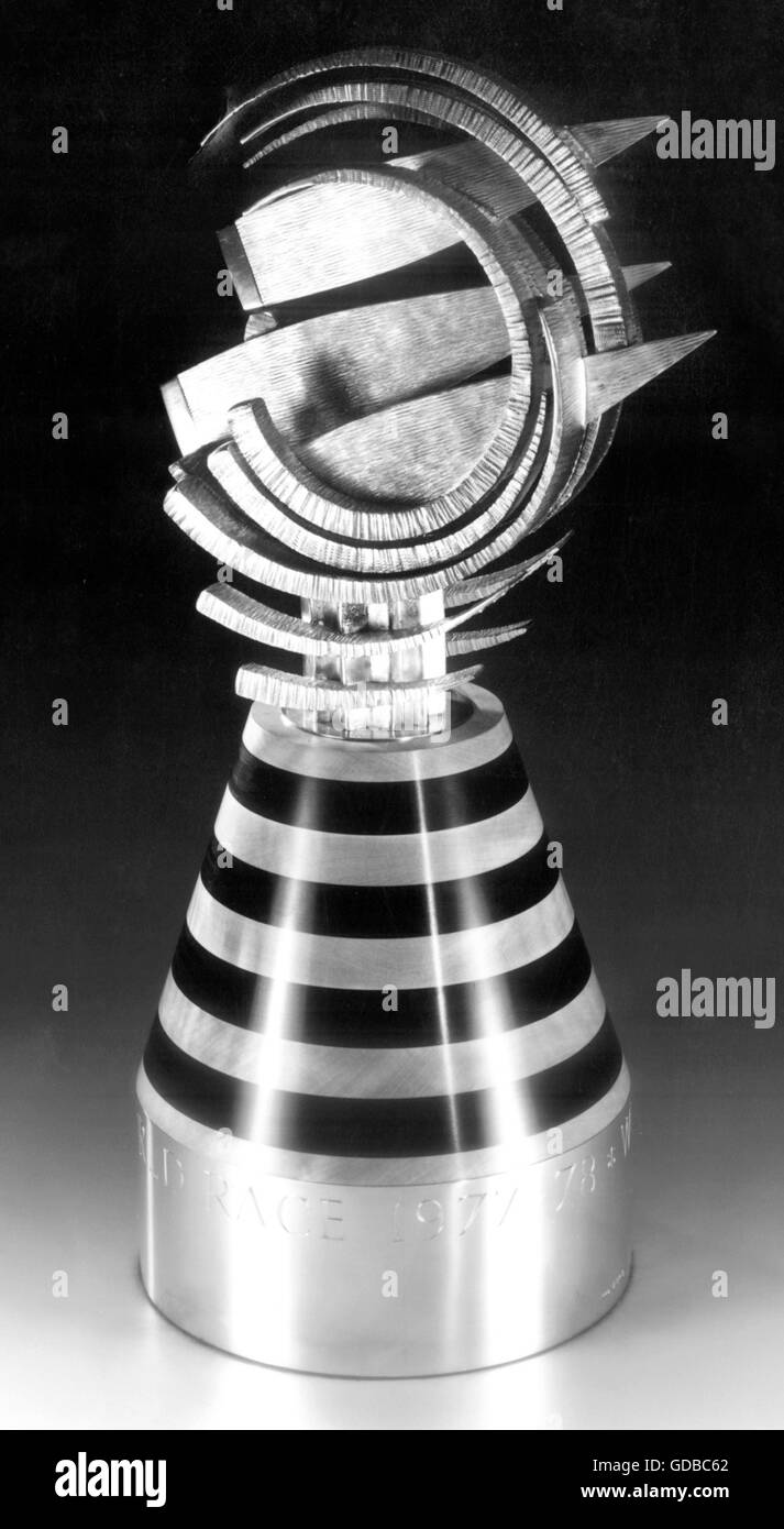 AJAX-NEWS-FOTOS. 1977. PORTSMOUTH, ENGLAND. -WHITBREAD ROUND THE WORLD RACE 1977-78. -DER WHITBREAD-TROPHY PRÄSENTIERT DIE SCHNELLSTE YACHT IN DER 27, OOO MEILE RUND UM DIE WELT RENNEN. FOTO: AJAX NEWS & FEATURE-SERVICE REF: TRO WHITBREAD 77 Stockfoto