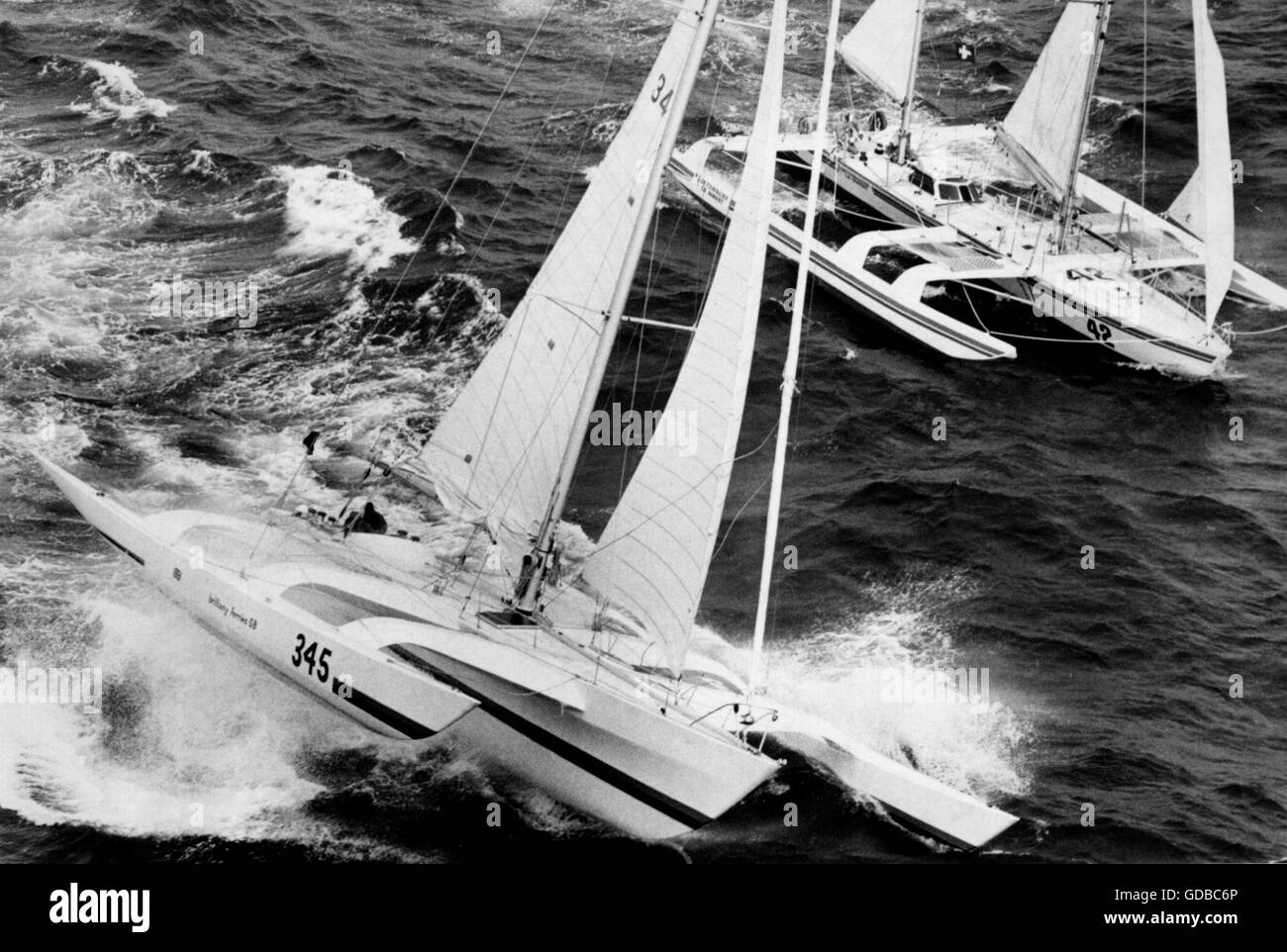 AJAX-NEWS-FOTOS. 6. JUNI 1981. PLYMOUTH, ENGLAND. -ZWEI ÜBERGEBEN TRANSAT START - BRITISCHE UND FRANZÖSISCHE SPEZIALITÄTEN CHAY BLYTH IN BRETAGNE FÄHREN GB UND MICHEL HOREAU IM DICTIONNAIRE ROBERT (NR. 42) KÄMPFEN AUS DER FRÜHEN FÜHRUNG IN SCHWEREN WETTER ALS SIE KOPF ZUM OFFENEN MEER. FOTO: JONATHAN EASTLAND/AJAX REF: YA BRITTANY FERRIES 81 Stockfoto