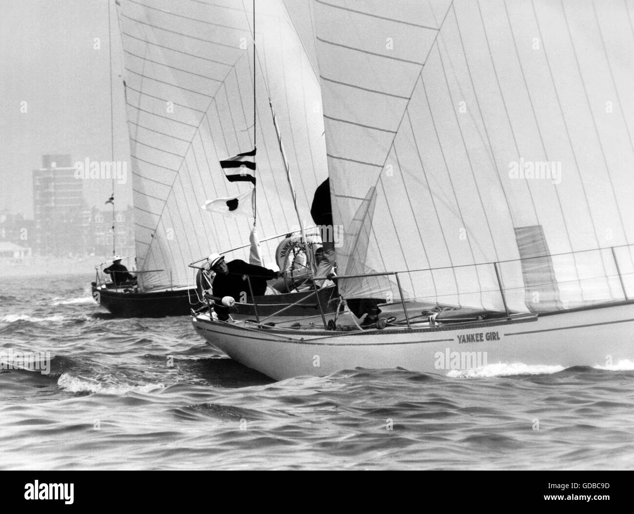 AJAX-NEWS-FOTOS. 30. JULI 1971. SOUTHSEA, ENGLAND.  -ADMIRALS CUP STARTER - YANKEE GIRL (USA) FÜHRENDEN BAY BEA (USA) ZU BEGINN DES RENNENS KANAL.  FOTO: JONATHAN EASTLAND/AJAX REF: YAR CHANNEL RACE 71 Stockfoto