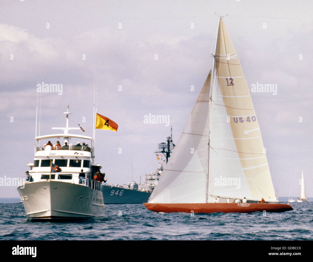 AJAX-NEWS-FOTOS. 1983. NEWPORT, RHODE ISLAND, USA. -AMERICAS CUP - HERAUSFORDERER AUSTRALIEN II (KA-6) KANTEN LIBERTY NÄHER AN DIE LINIE GEKENNZEICHNET DURCH STIFTUNGSURKUNDE AUSSCHUSS BOOT.  FOTO: ADRIAN MORGAN/AJAX REF: HDD/JAR/AMC 83 2. Stockfoto