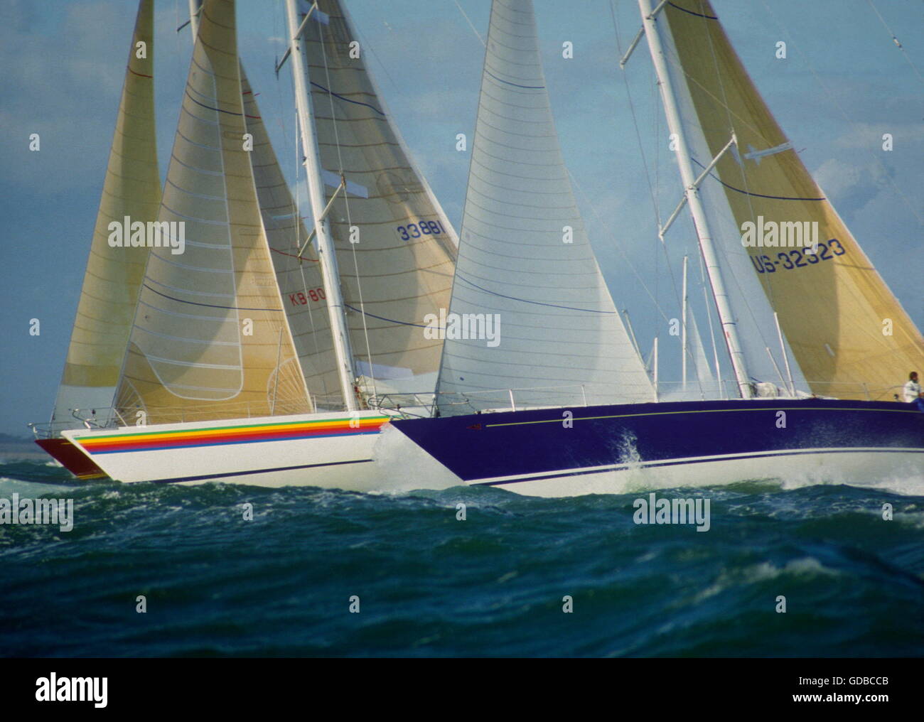 AJAX-NEWS-FOTOS. 1985. COWES, ENGLAND. -FASTNET RACE START - (L-R) MAXI YACHTEN CONDOR VON BERMUDA (KB80), ATLANTIC FREIBEUTER (33881) UND NIRVANA (U.S.-32323) KÄMPFEN UM BEI EINEM STÜRMISCHEN SOLENT-START. NIRVANA IST EIN NEUER REKORD FÜR DAS 605 MEILE-OCEAN-RACE. FOTO: JONATHAN EASTLAND/AJAX REF: 22506_1_41 Stockfoto