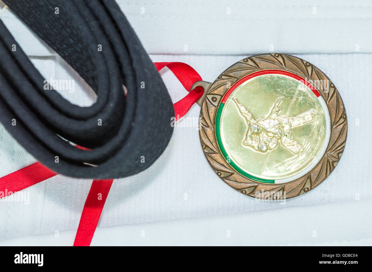 Black Belt in Martial Arts und ein Teil des Judo uniform und Medaille Stockfoto